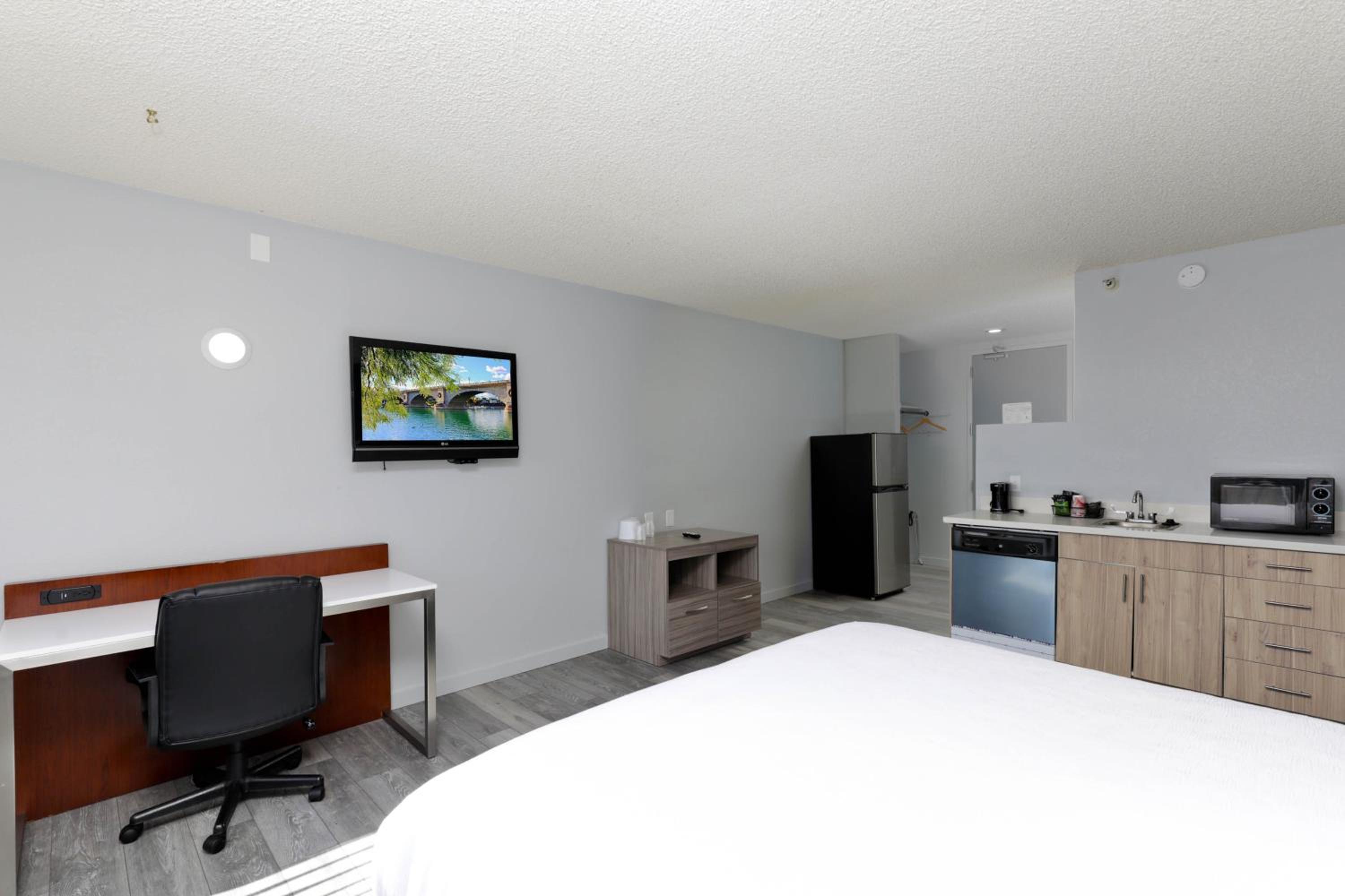 King Room - Non-Smoking - Photo 9