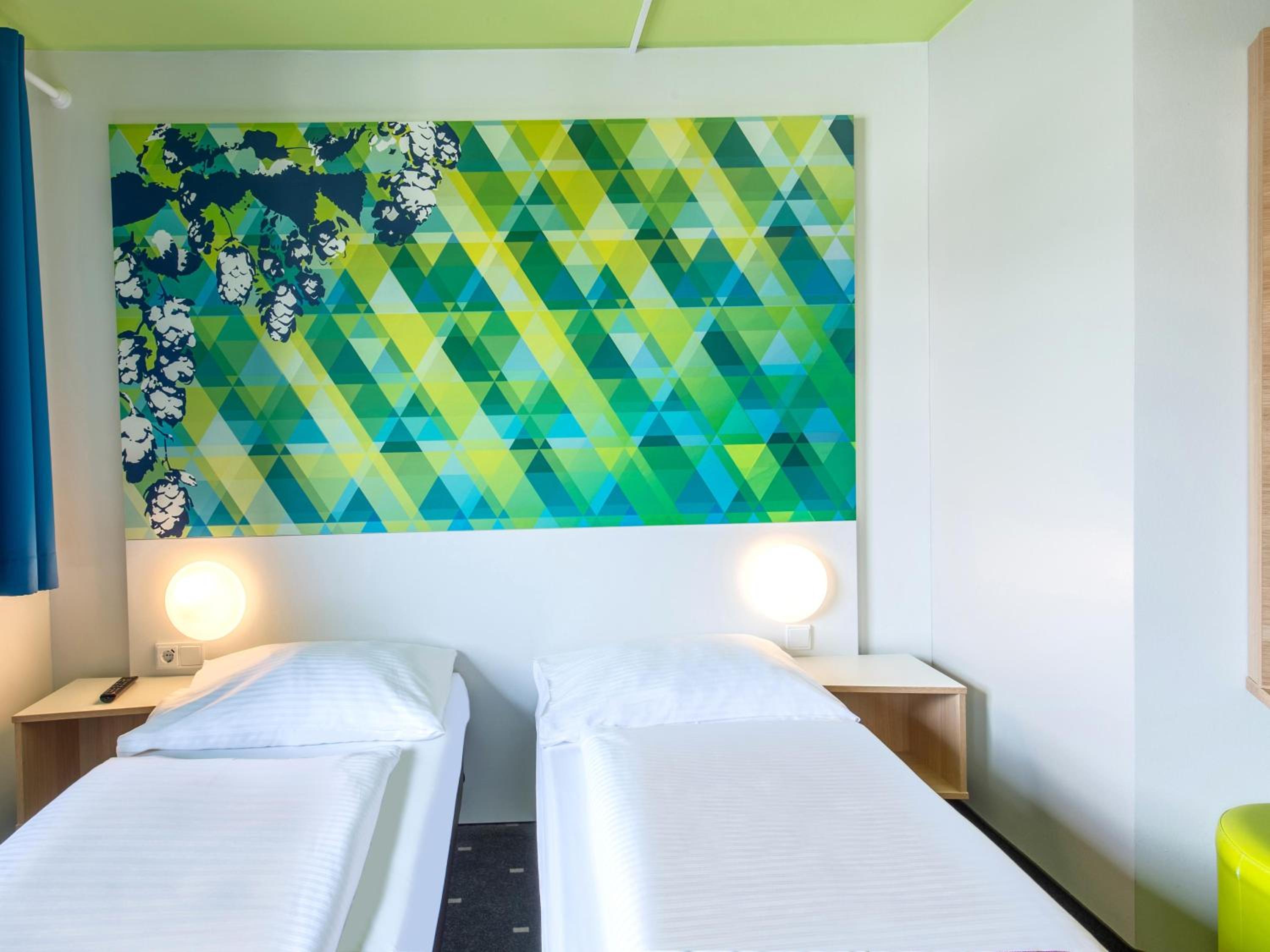 Twin Room thumbnail 5