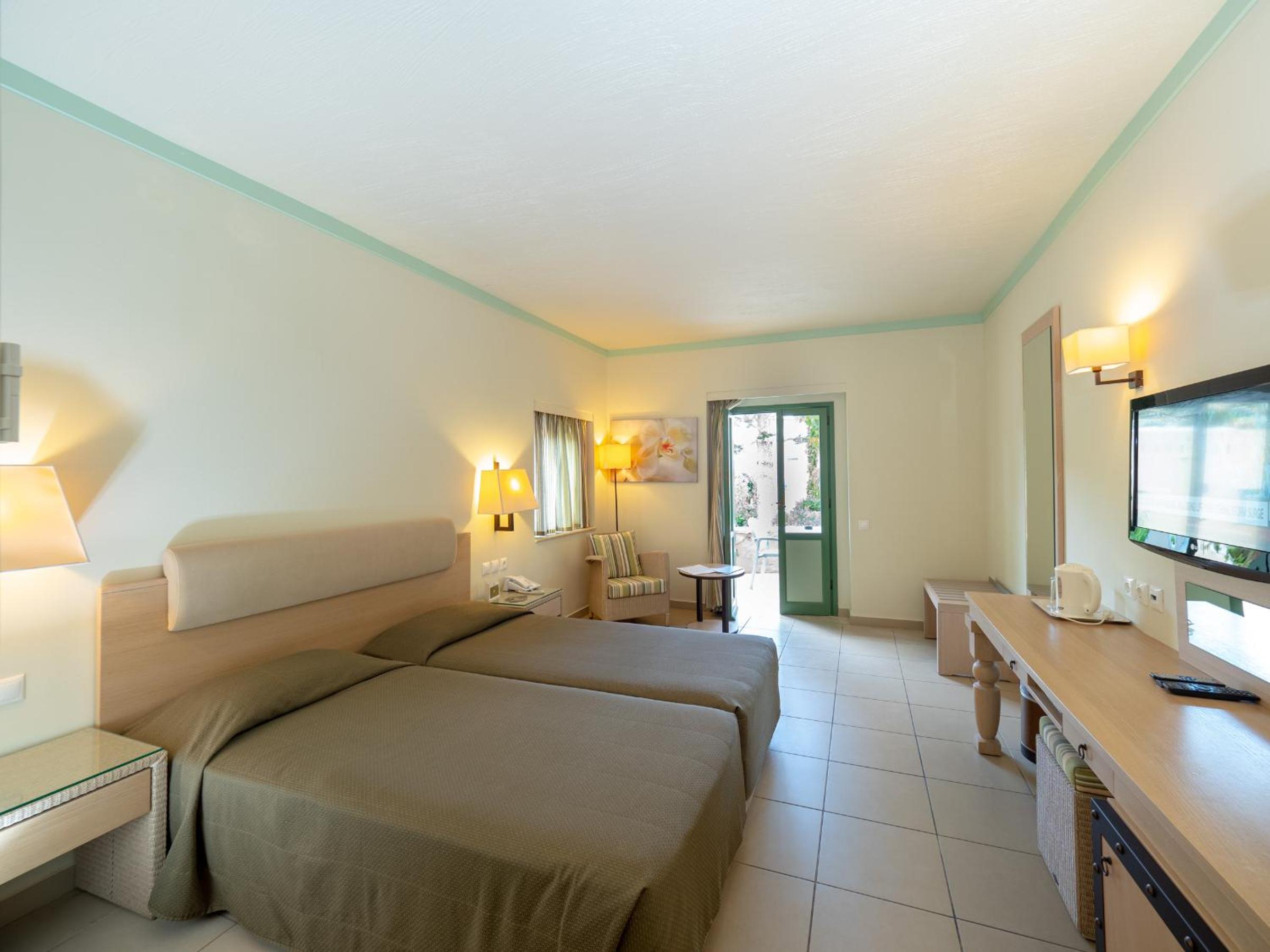 Double or Twin Room with Garden View - Photo 3