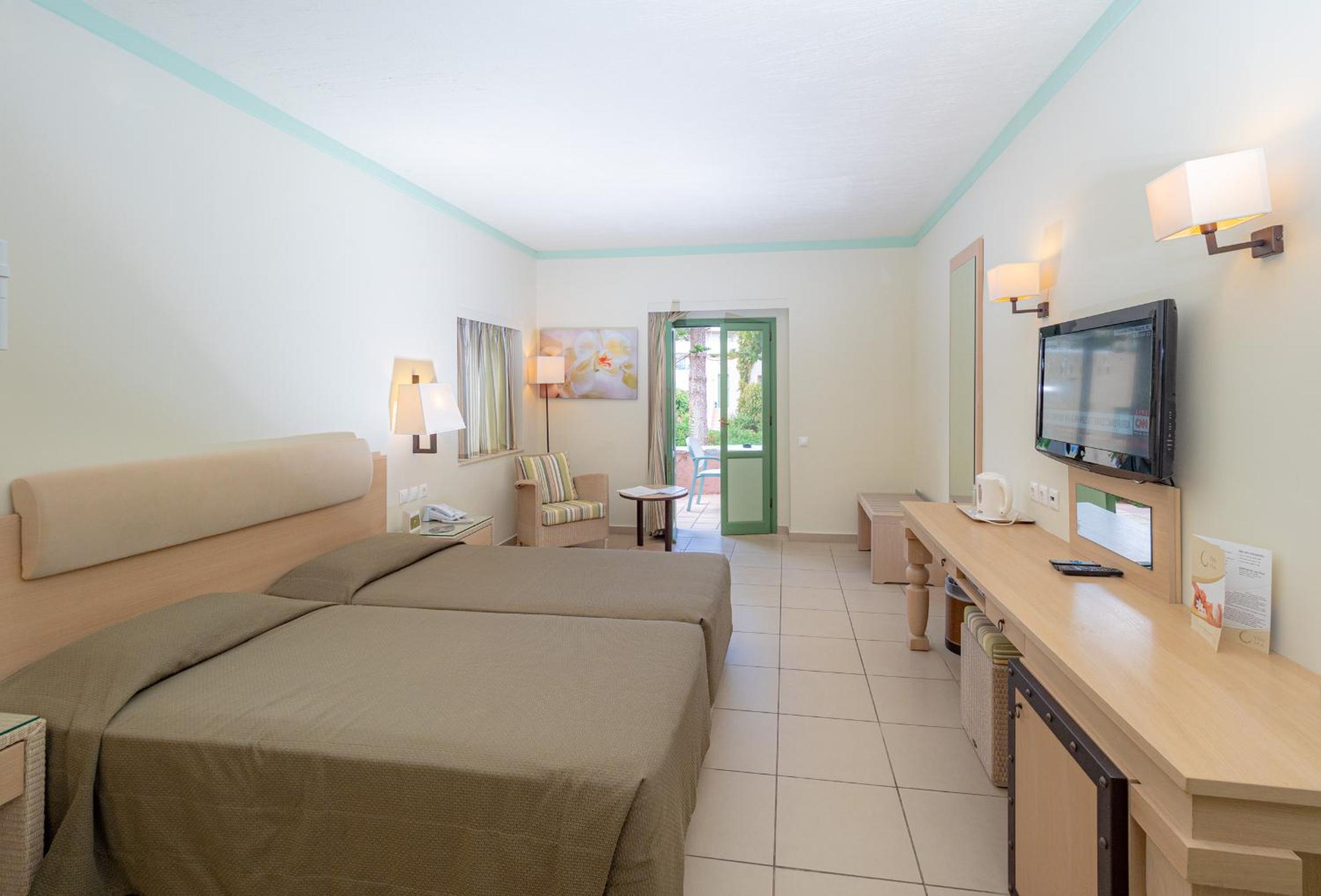 Double or Twin Room with Garden View - Photo 4
