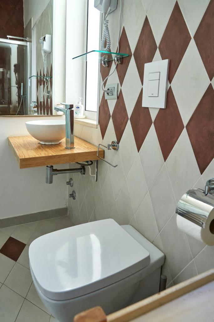 Classic Quadruple Room - Photo 8