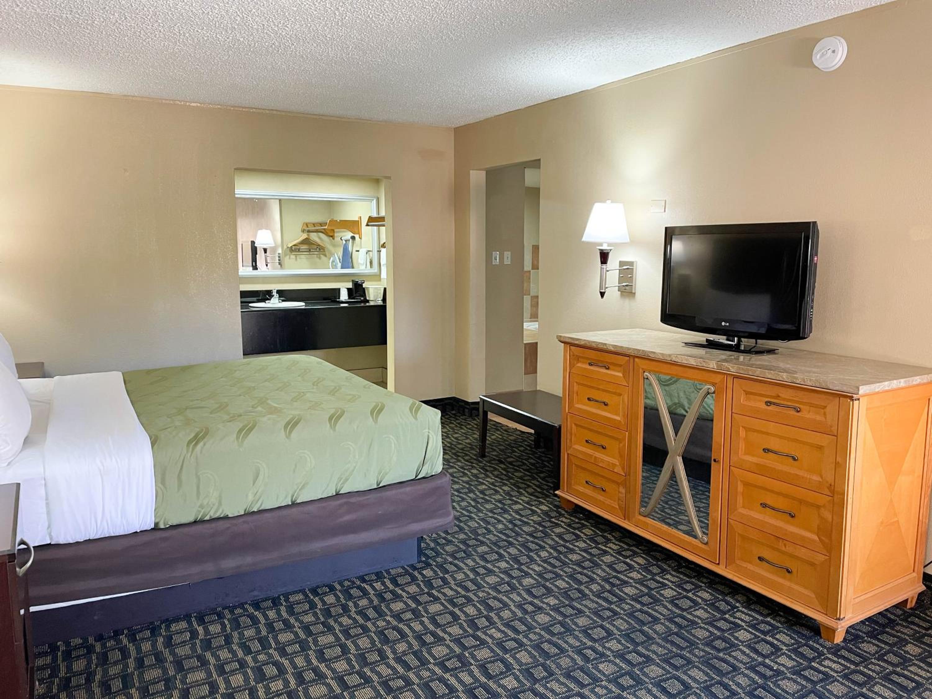 King Room - Non-Smoking - Photo 3
