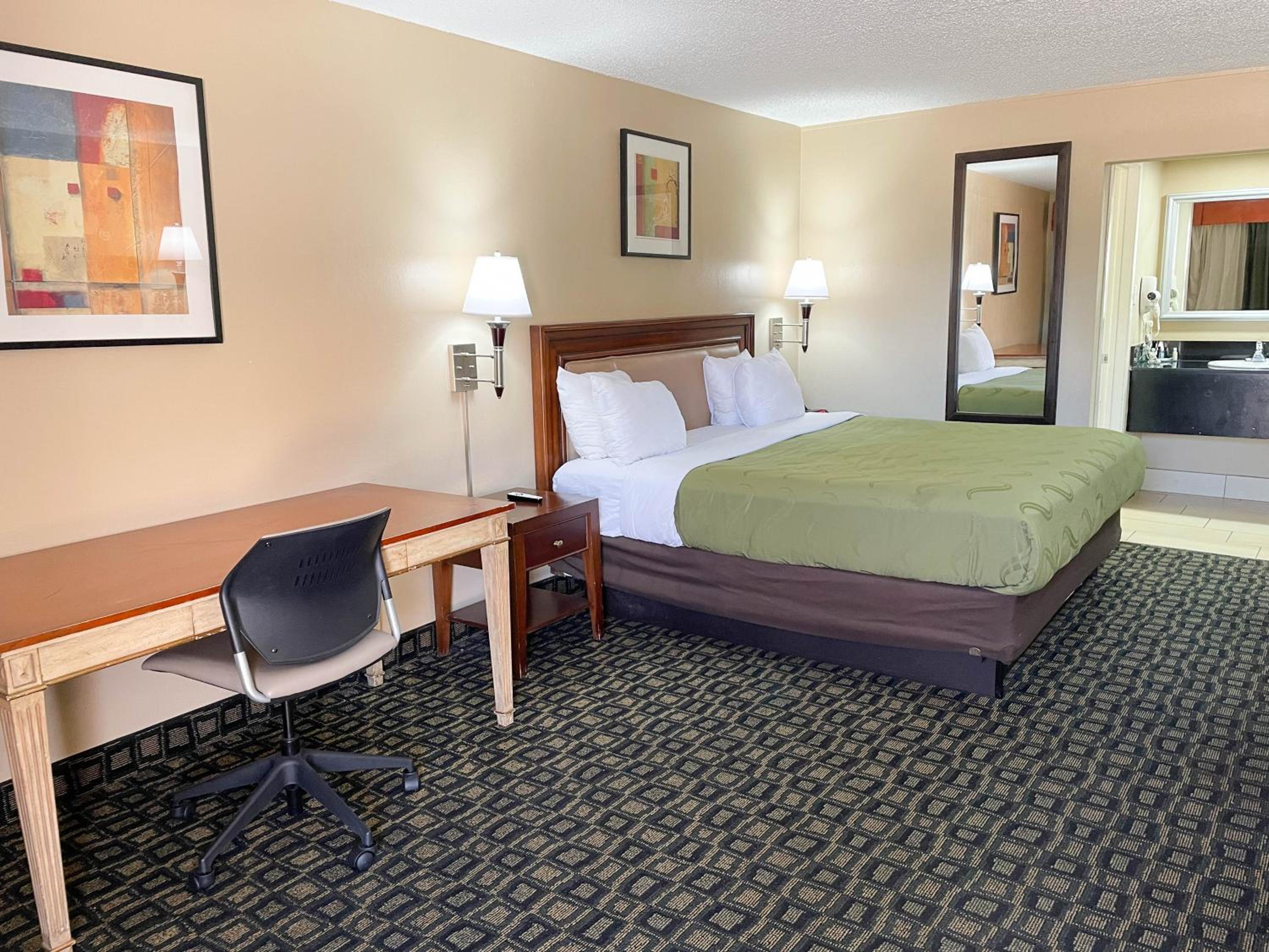 King Room - Non-Smoking - Photo 4