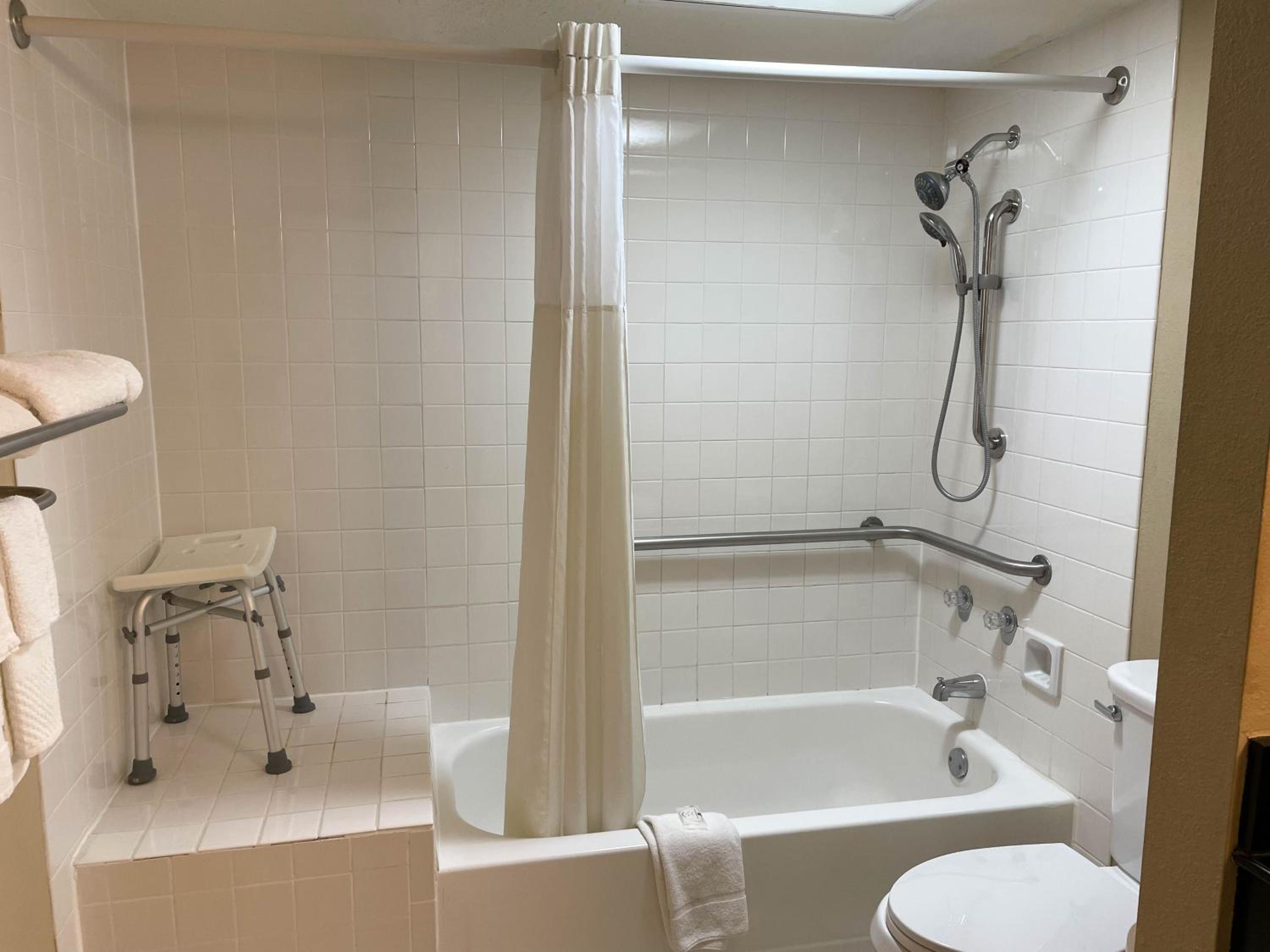 King Room - Disability Access - Non-Smoking - Photo 3