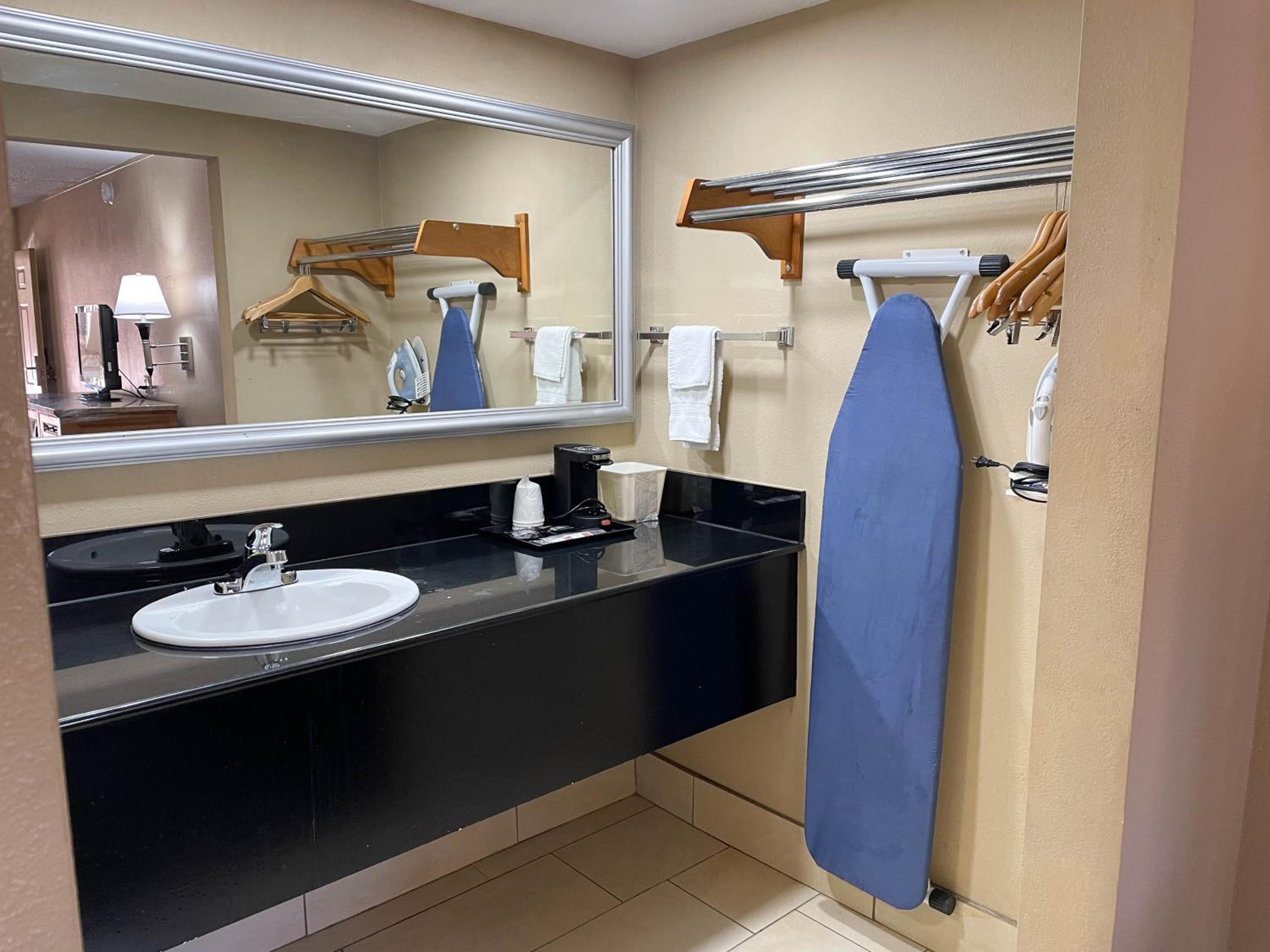 King Suite with Spa Bath - Non-Smoking - Photo 3