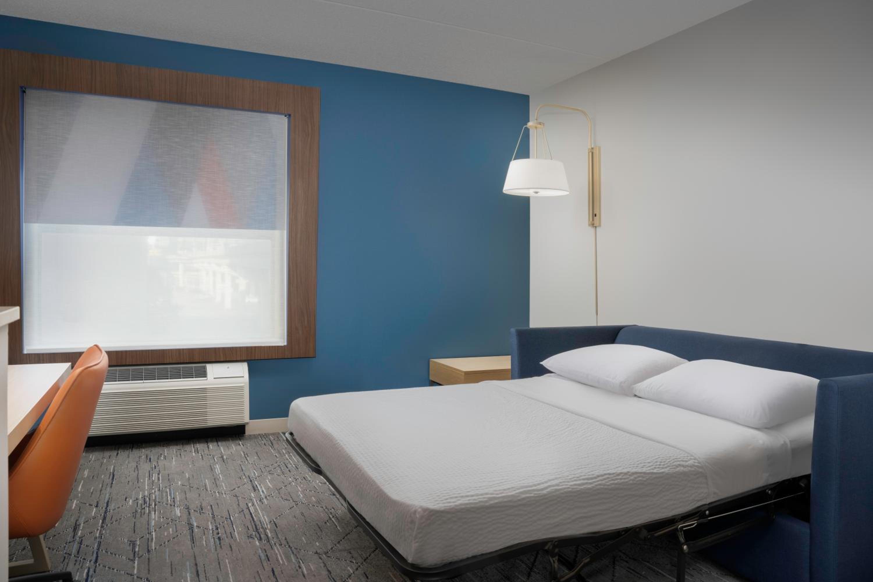Queen Suite with Hearing Accessible Tub - Non-Smoking