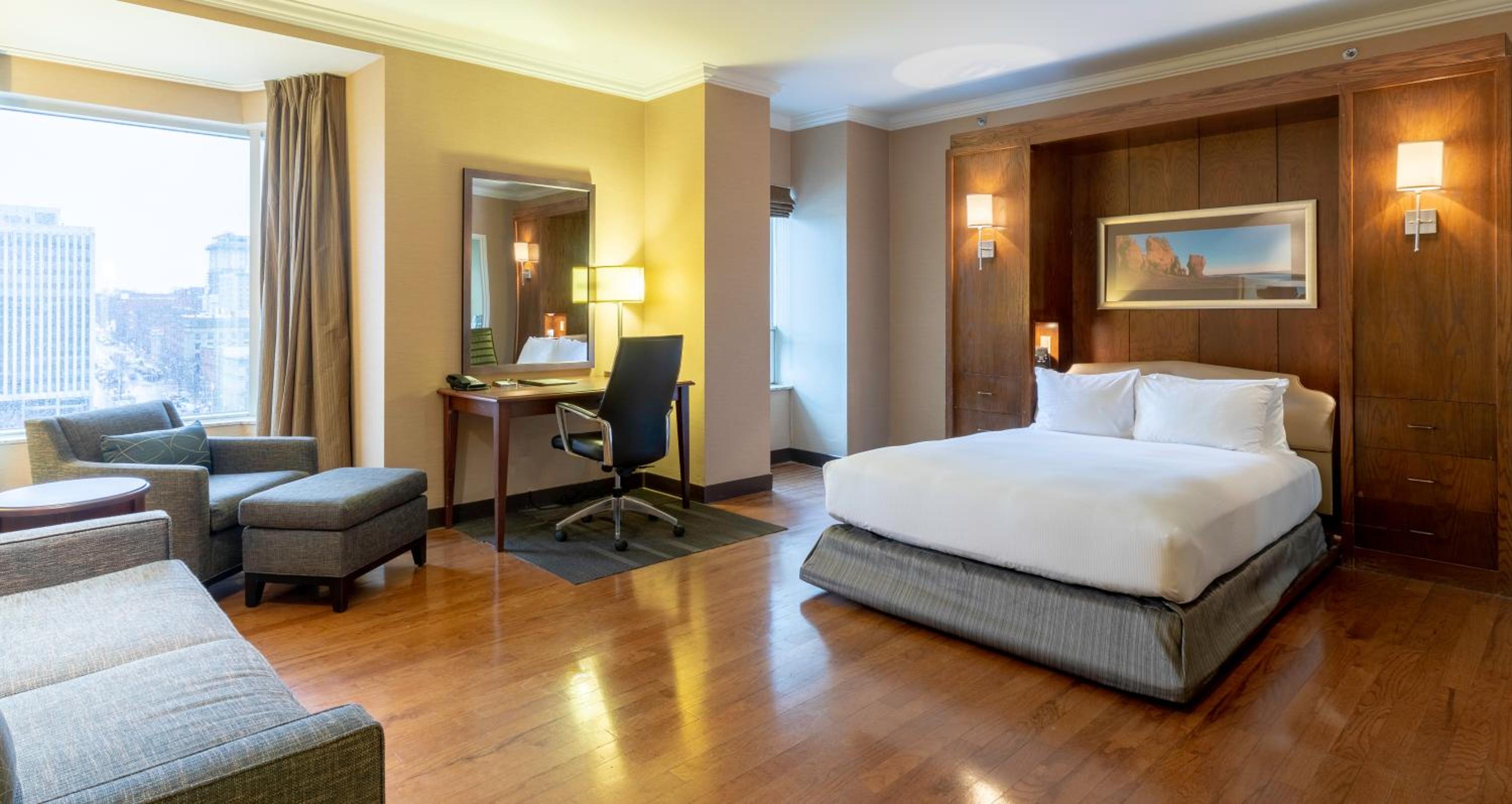 Queen Room with Two Queen Beds and Harbor View - Photo 4