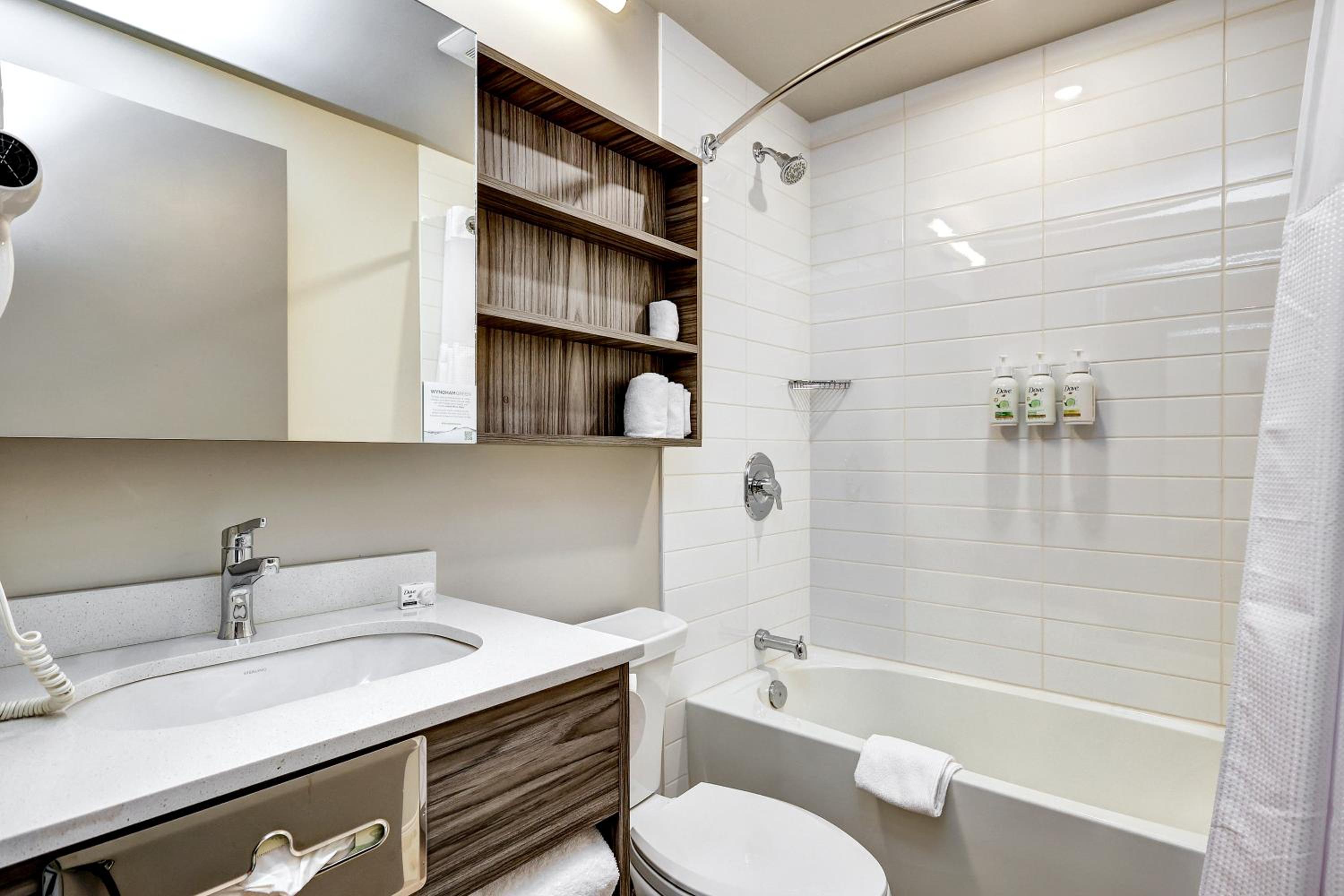 King Room with Roll-In Shower - Mobility Access/Non-Smoking - Photo 4