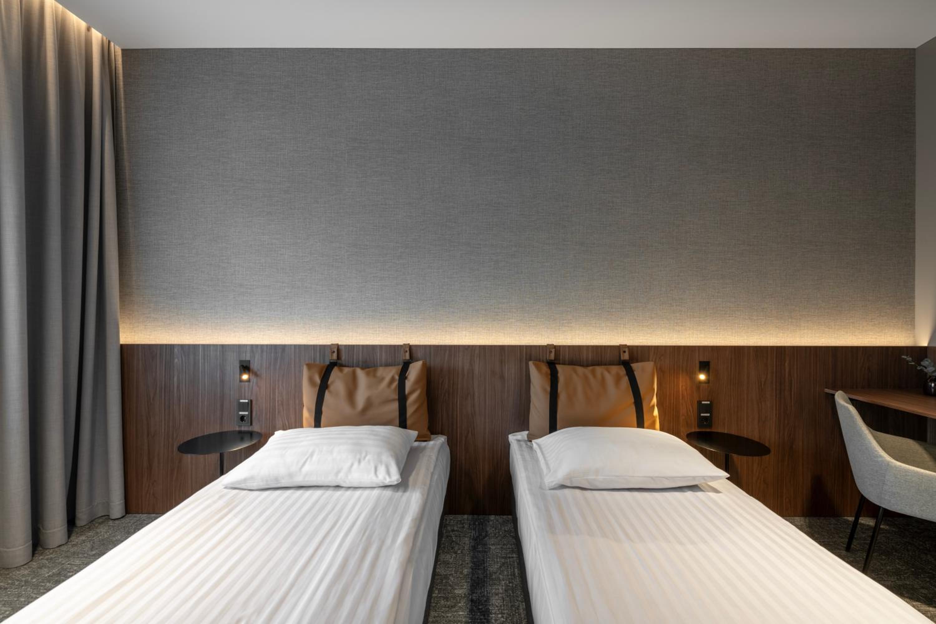 Large Twin Room - Photo 8