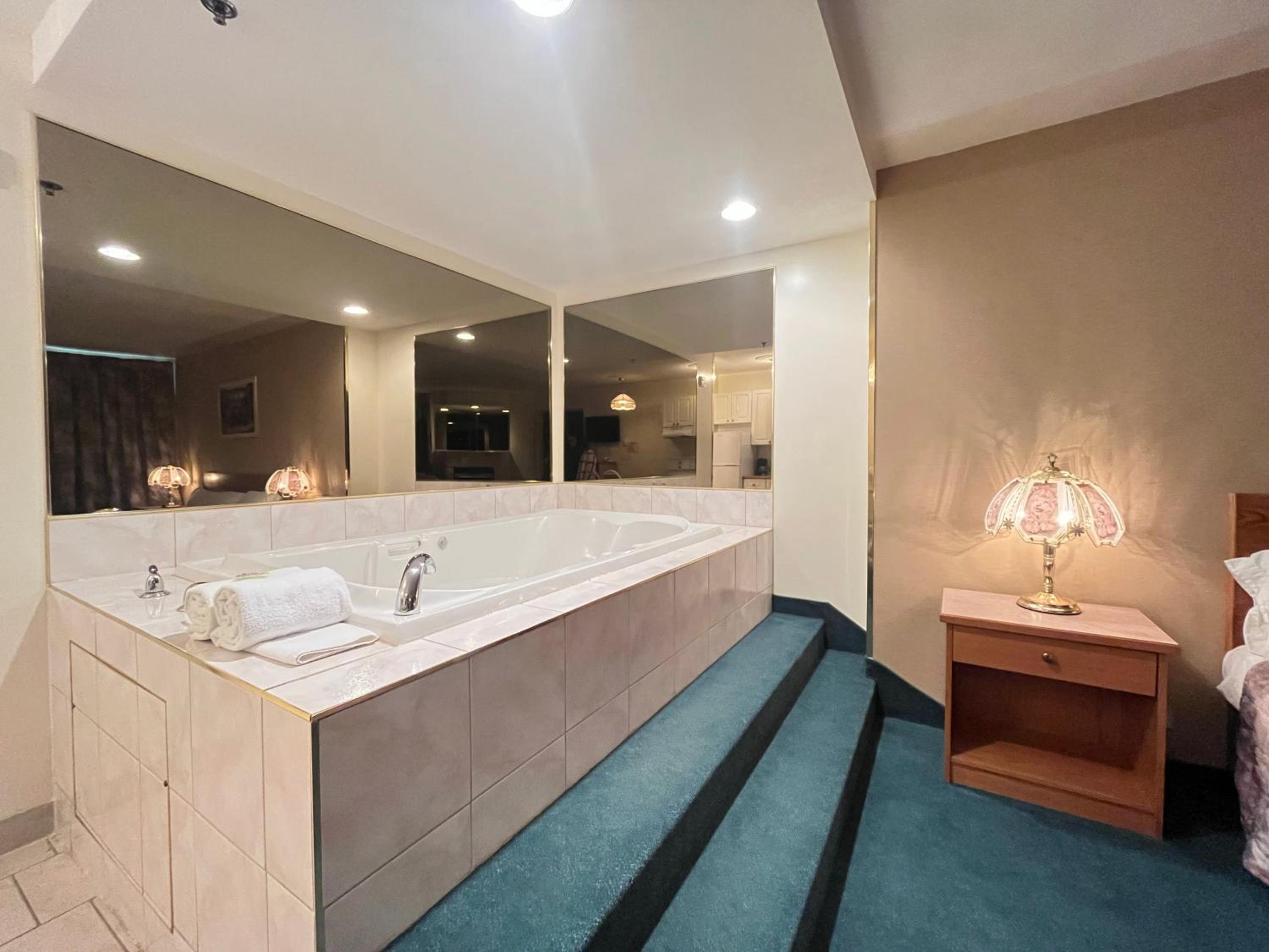 King Room With Kitchen And Jetted Tub  - Photo 3