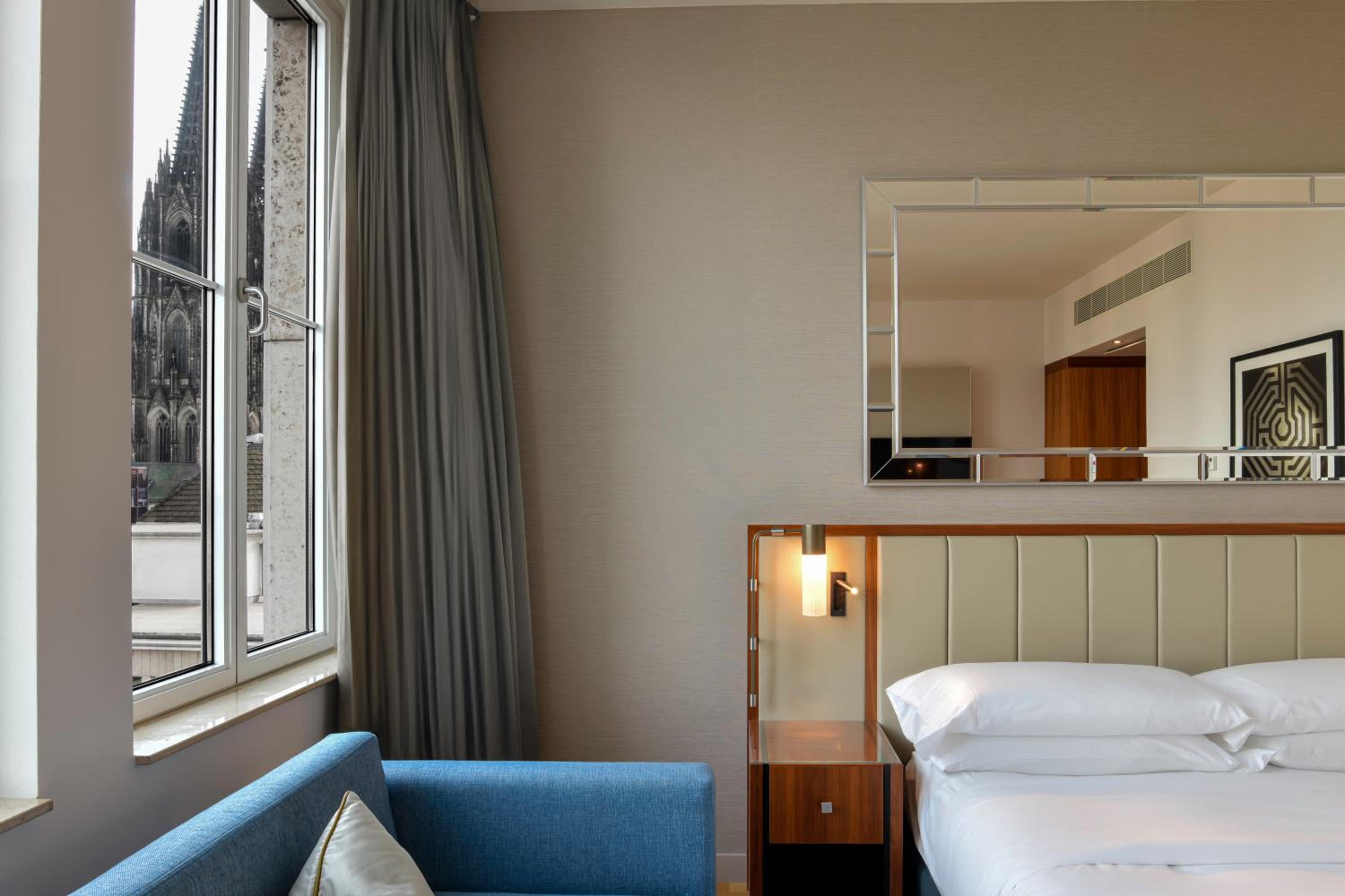 Deluxe King Room with View thumbnail 5