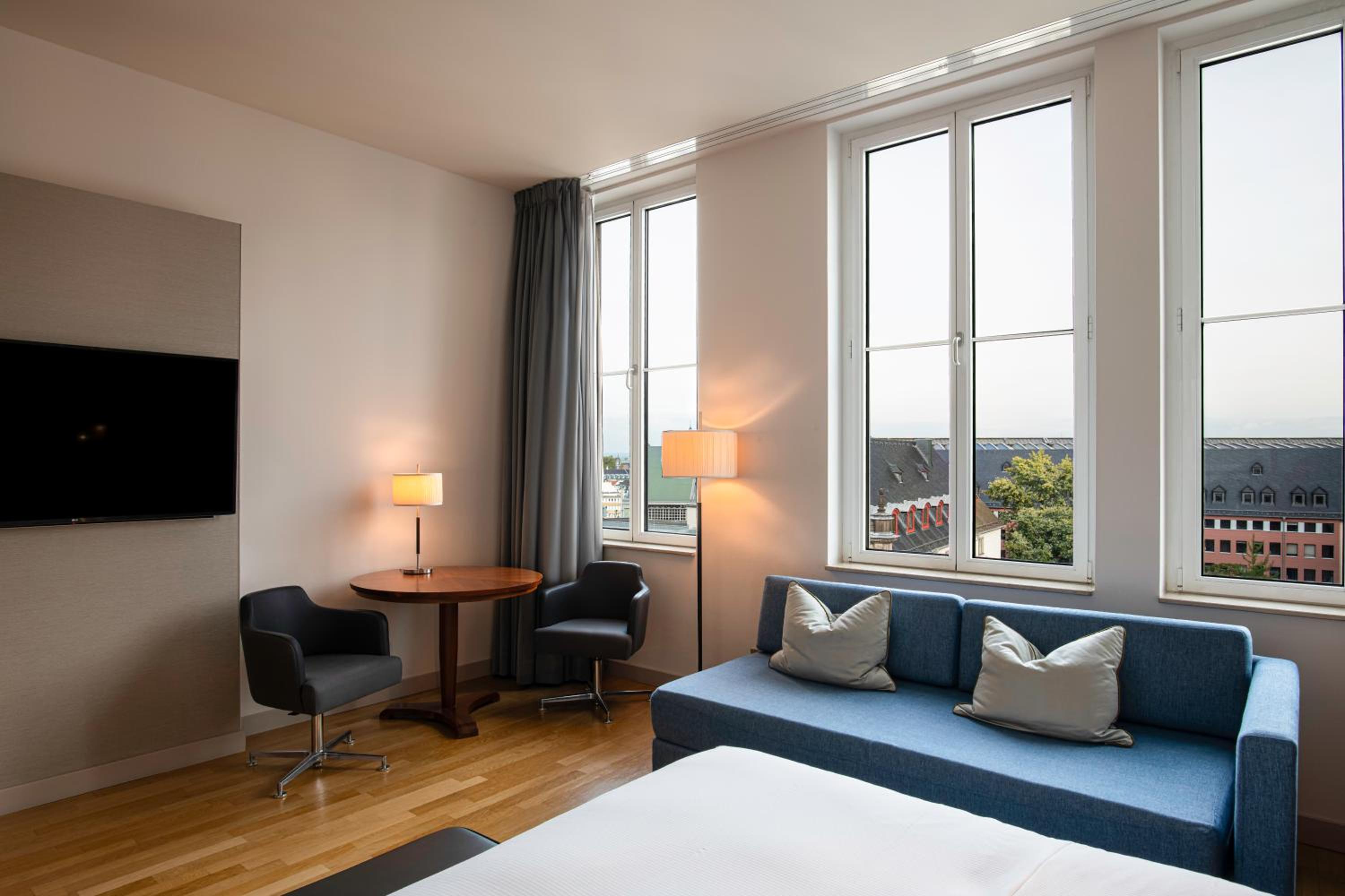 Deluxe King Room with View thumbnail 6