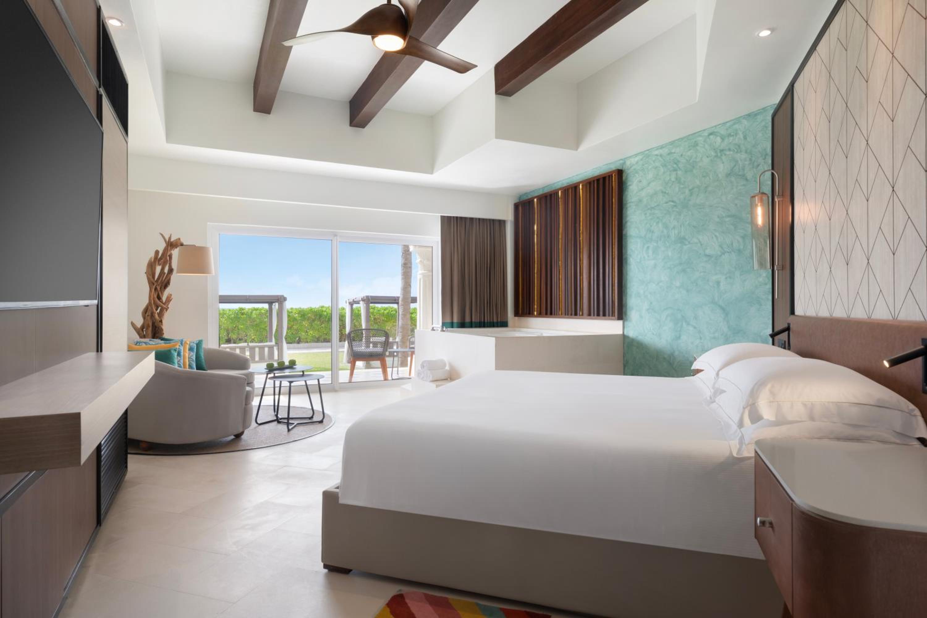 Junior Suite Oceanfront Walk-Out - 1 King Bed