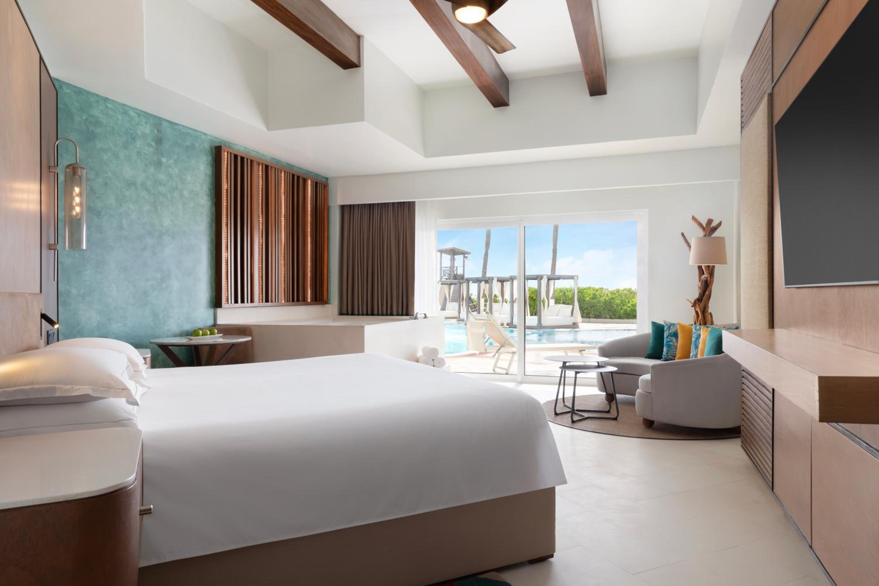 Junior Suite Swim-Up Oceanfront - 1 King Bed