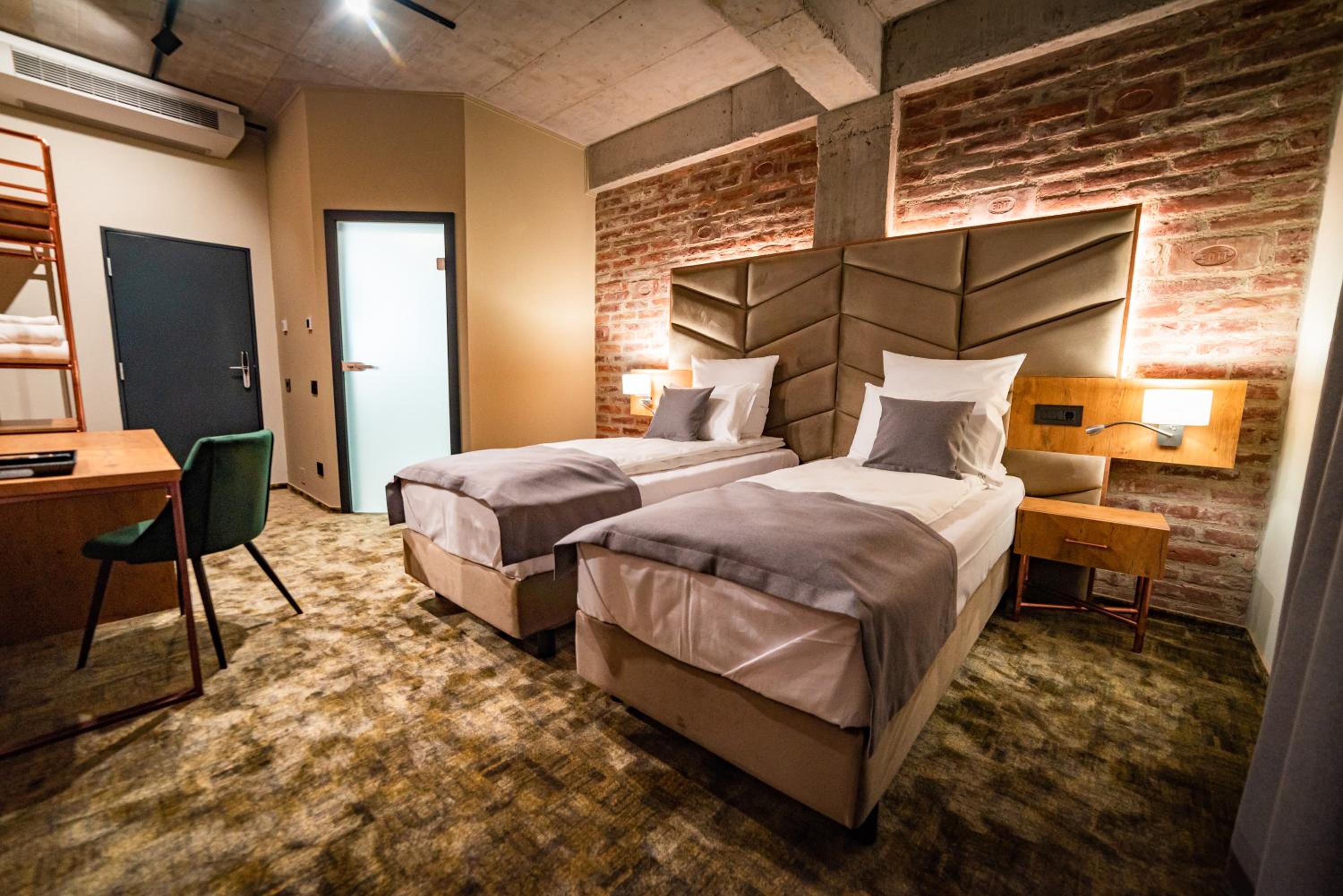 Deluxe Double Room - Photo 9