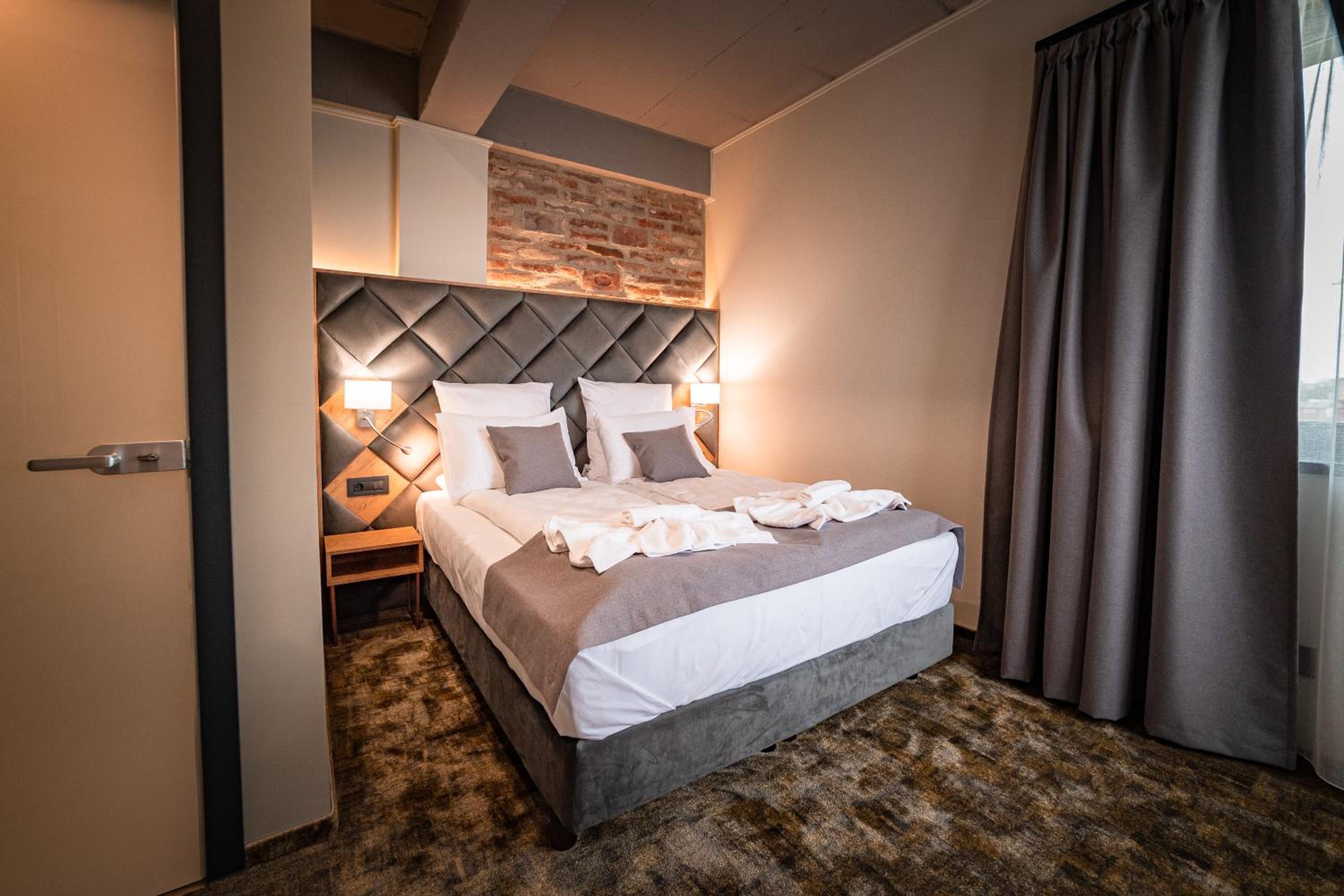 Deluxe Double Room - Photo 13