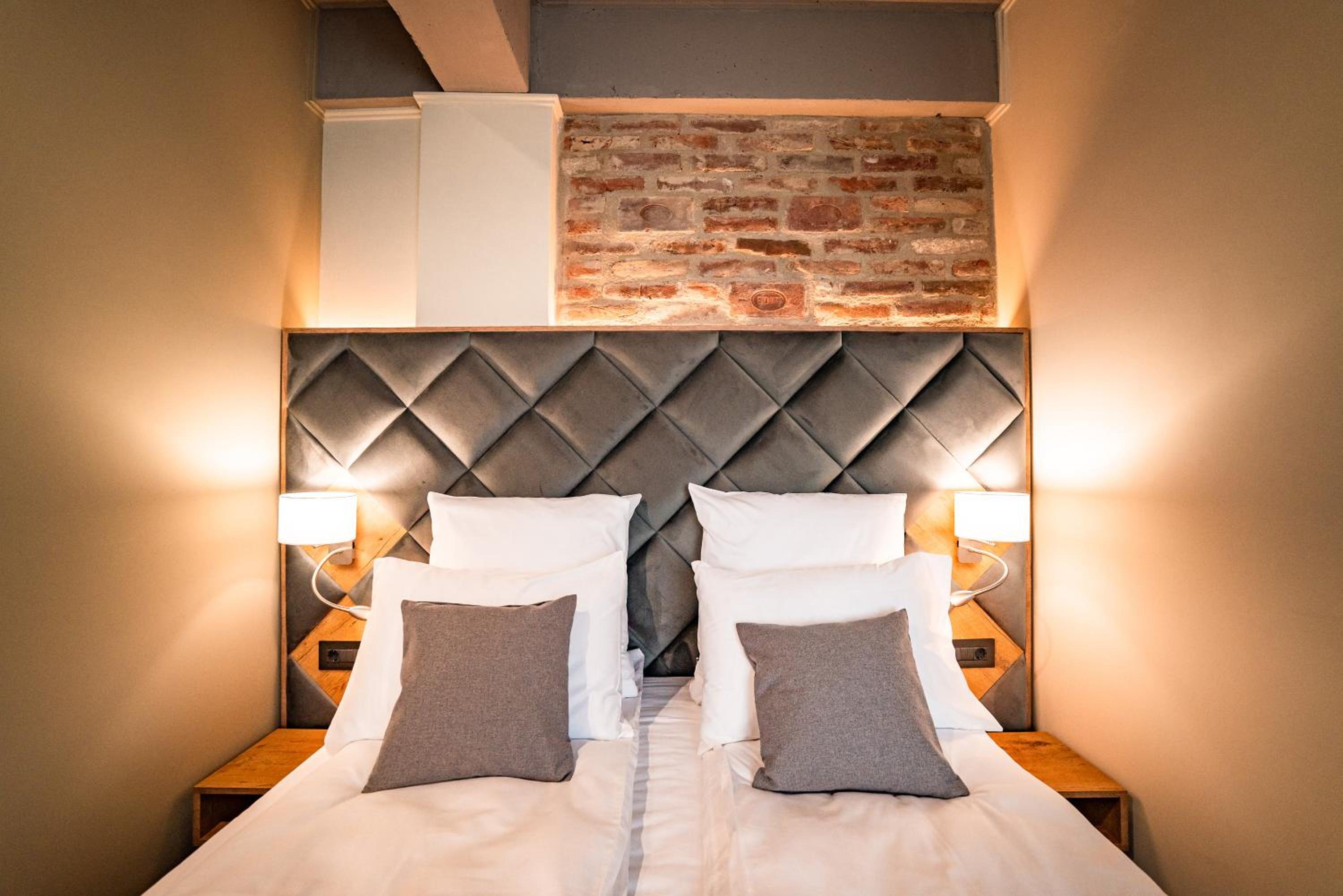 Deluxe Double Room - Photo 12
