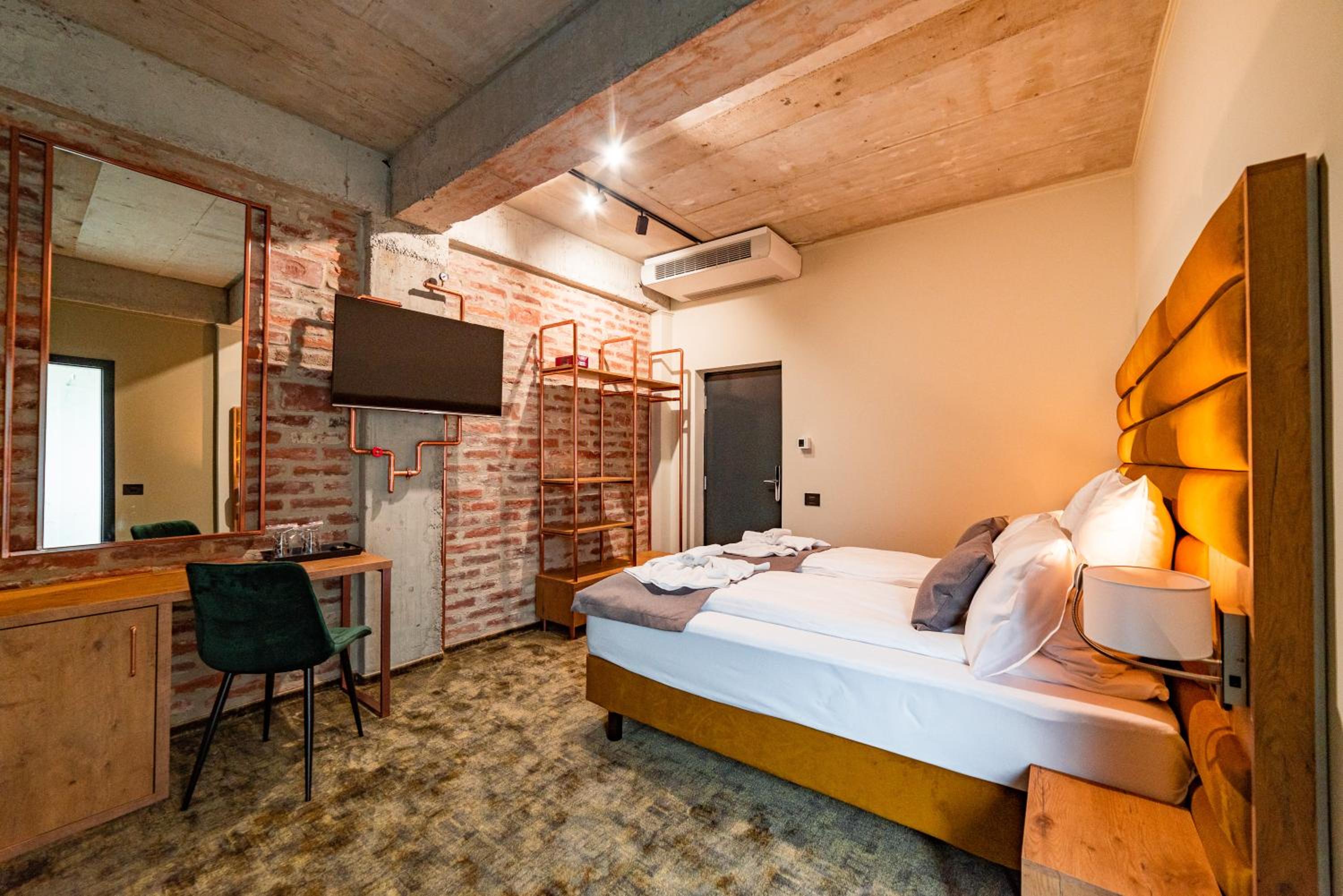 Deluxe Double Room - Photo 25