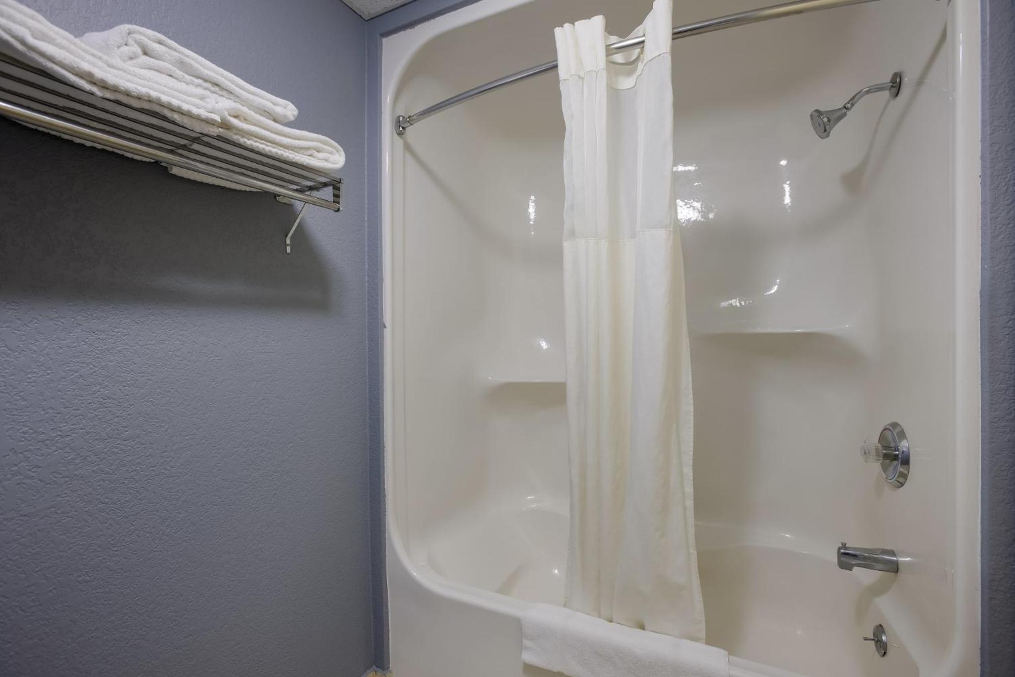 King Room - Non-Smoking/Non-Pet Friendly - Photo 2