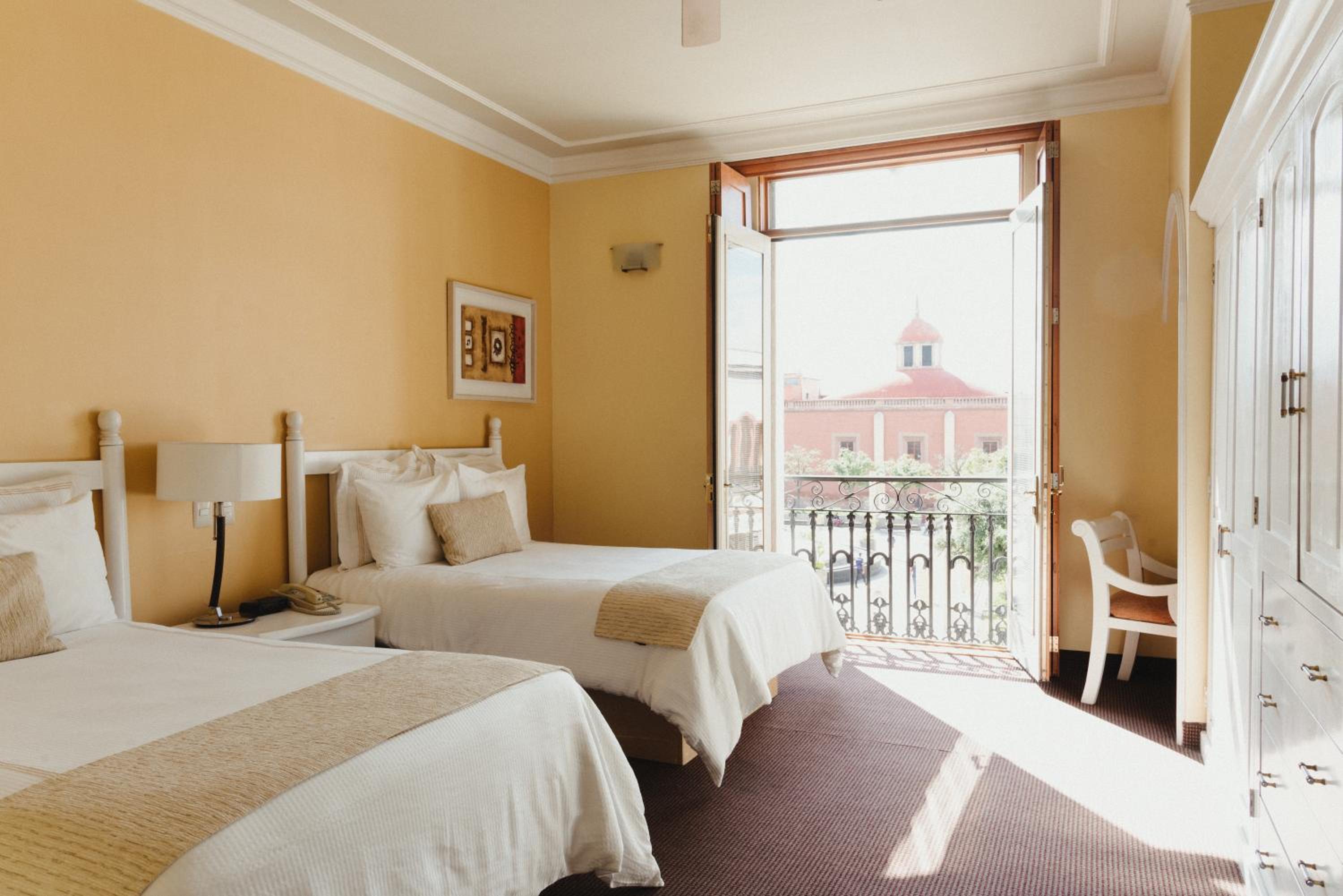 Superior Twin Room with City View - Photo 11