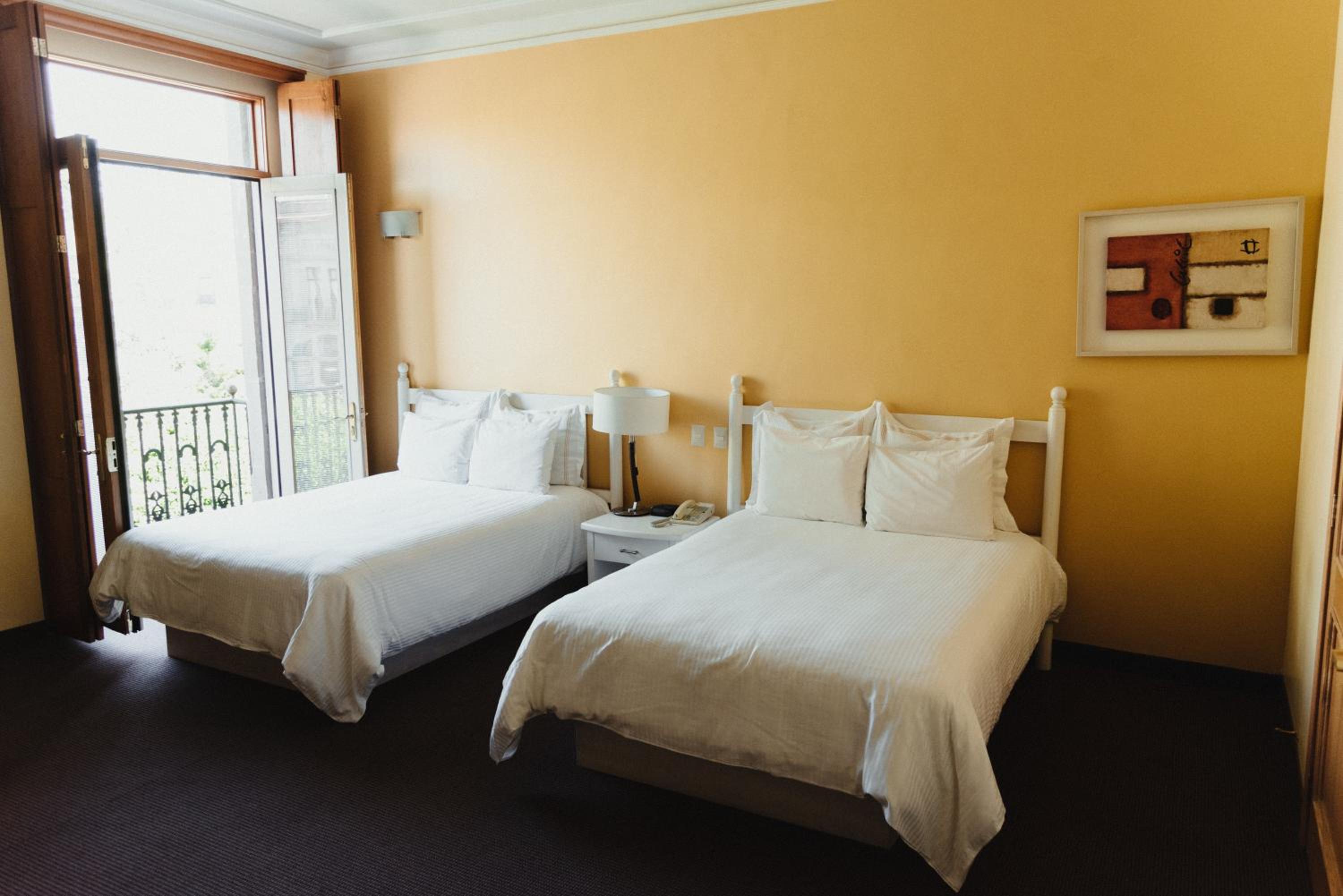 Superior Twin Room with City View - Photo 10