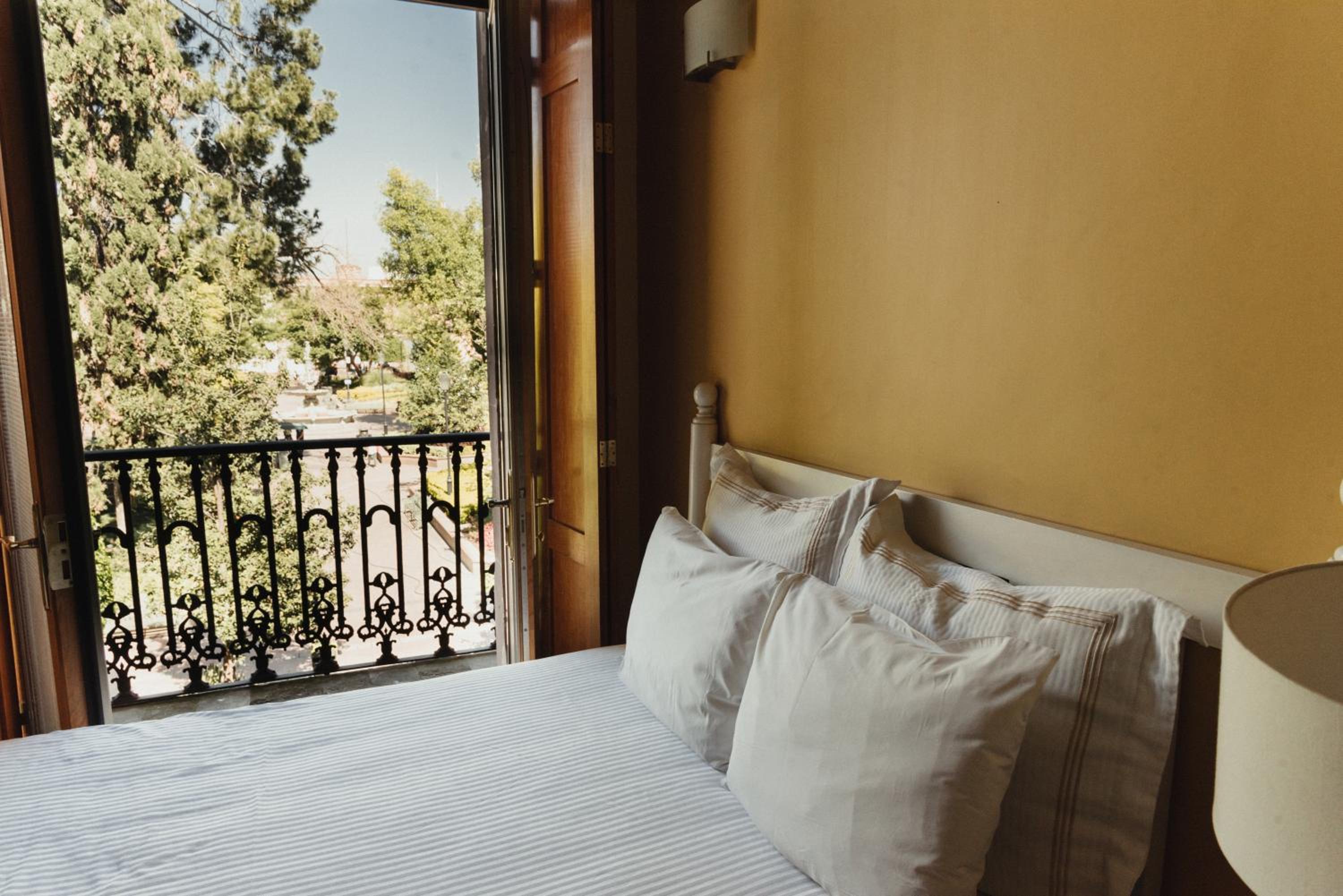 Superior Twin Room with City View - Photo 6