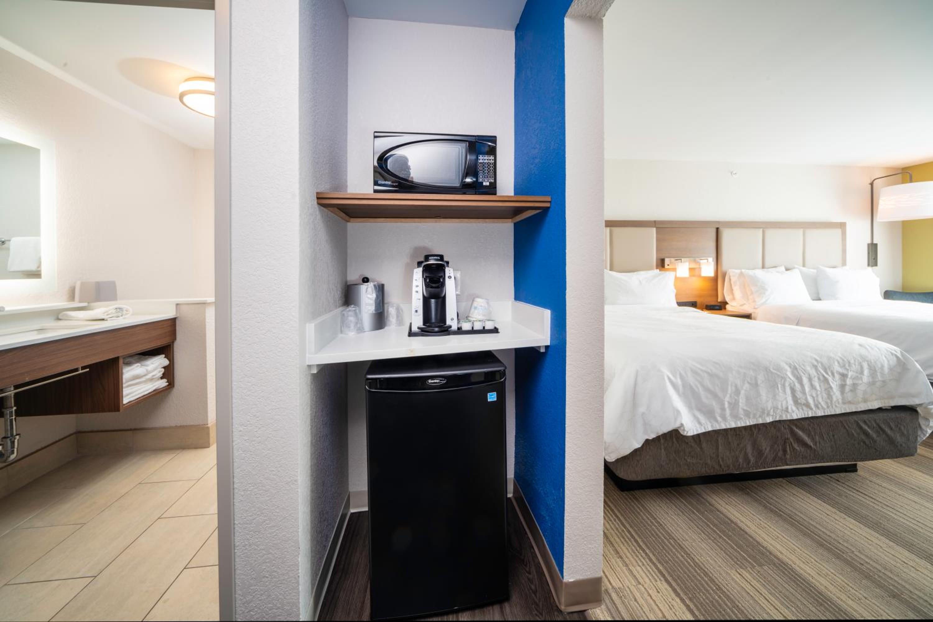 Standard Room with Two Queen Beds - Photo 1