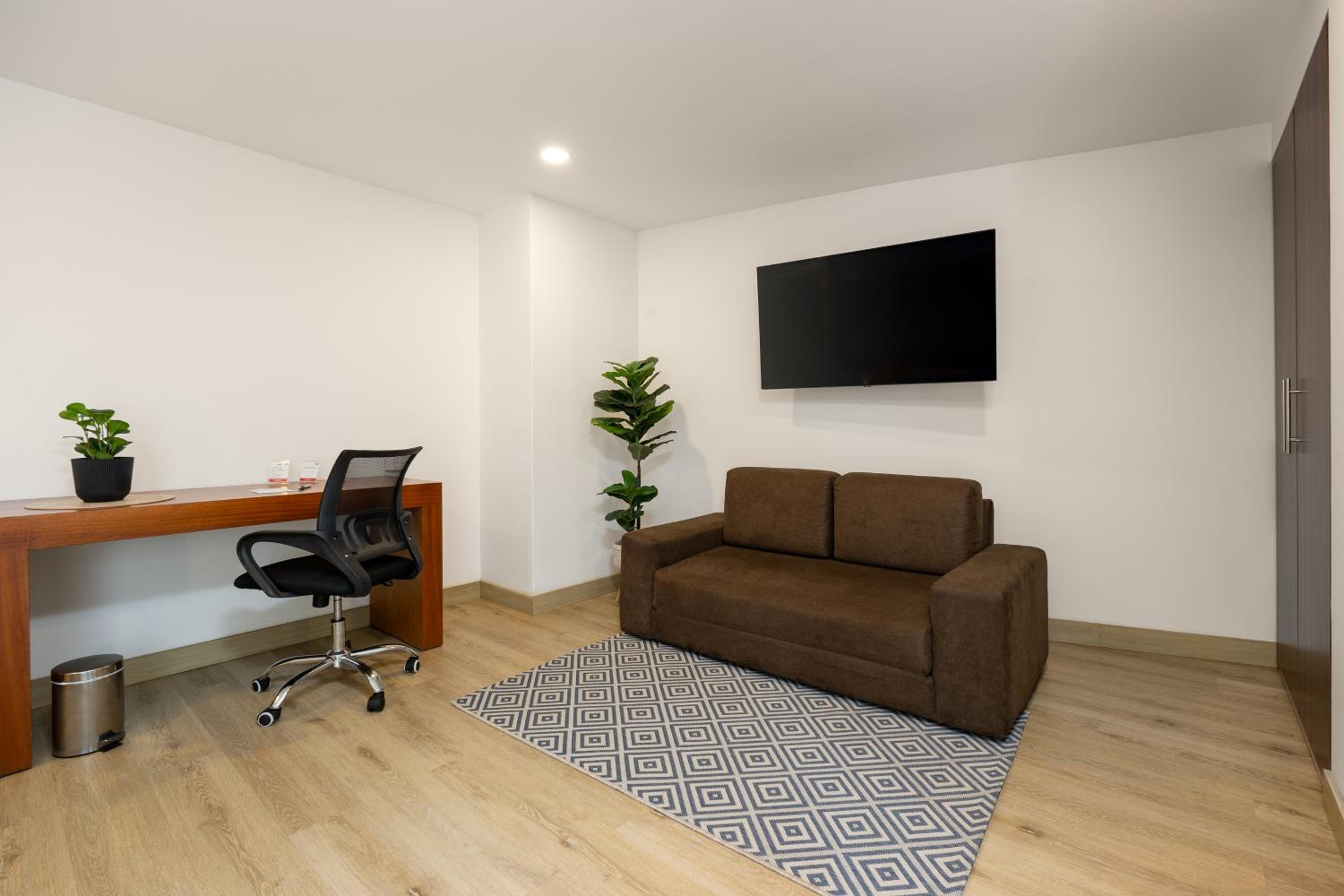Superior Suite - Photo 9
