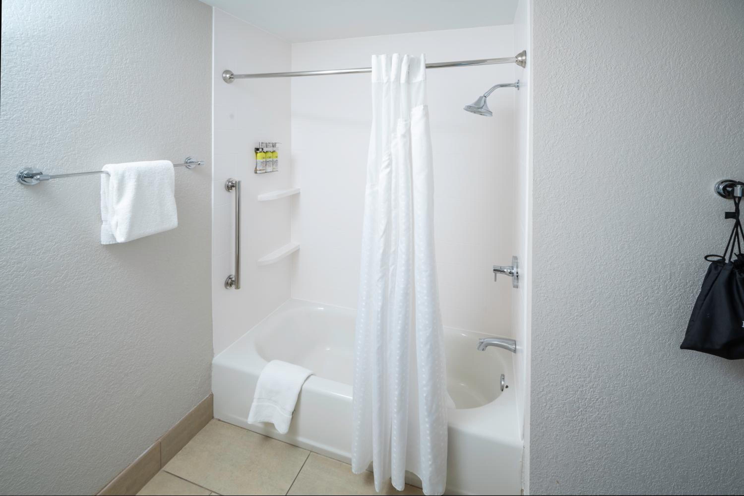 Standard King Room with Transfer Shower - Photo 2