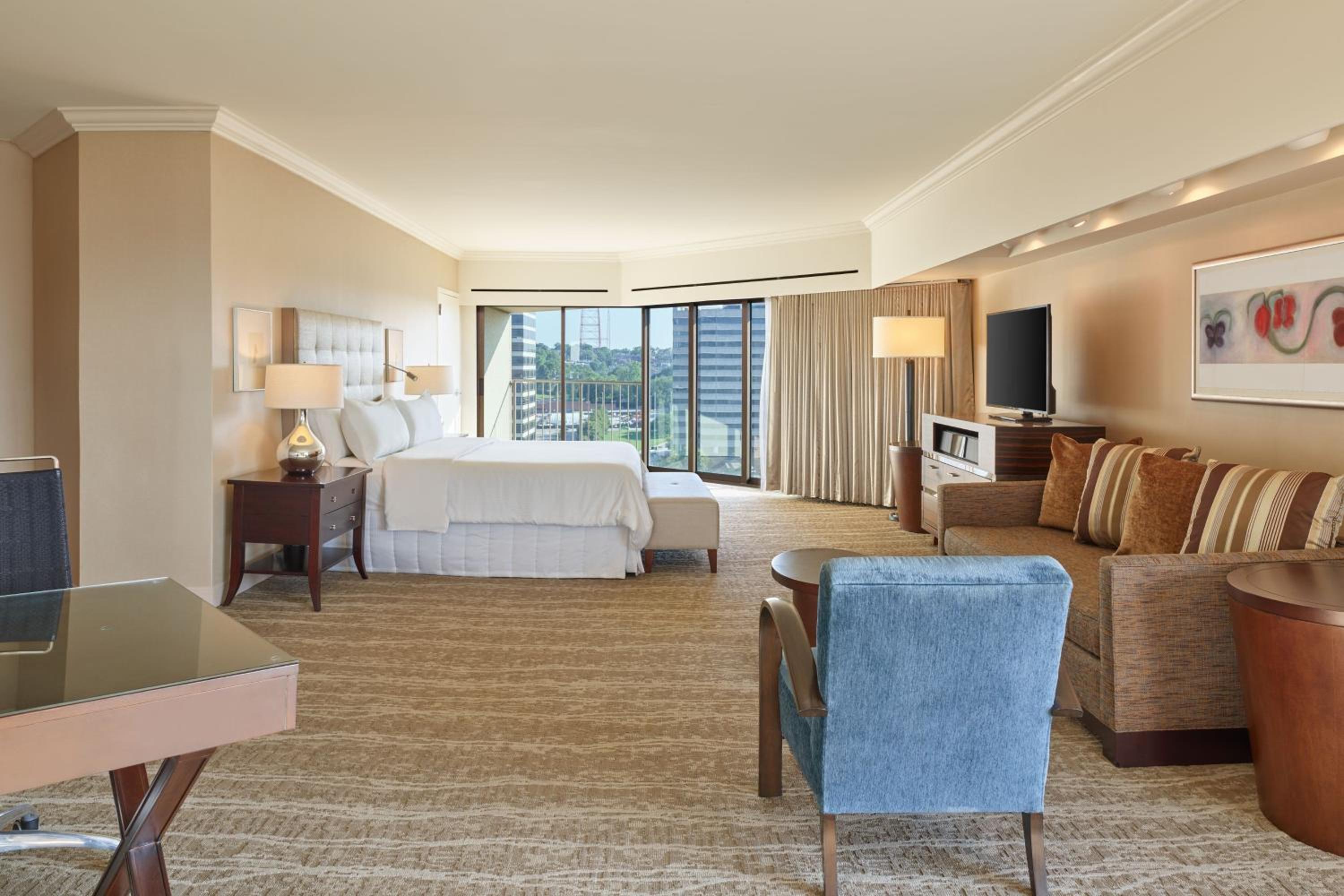 Presidential Suite - Club Lounge Access with Crown Center View, photo 6