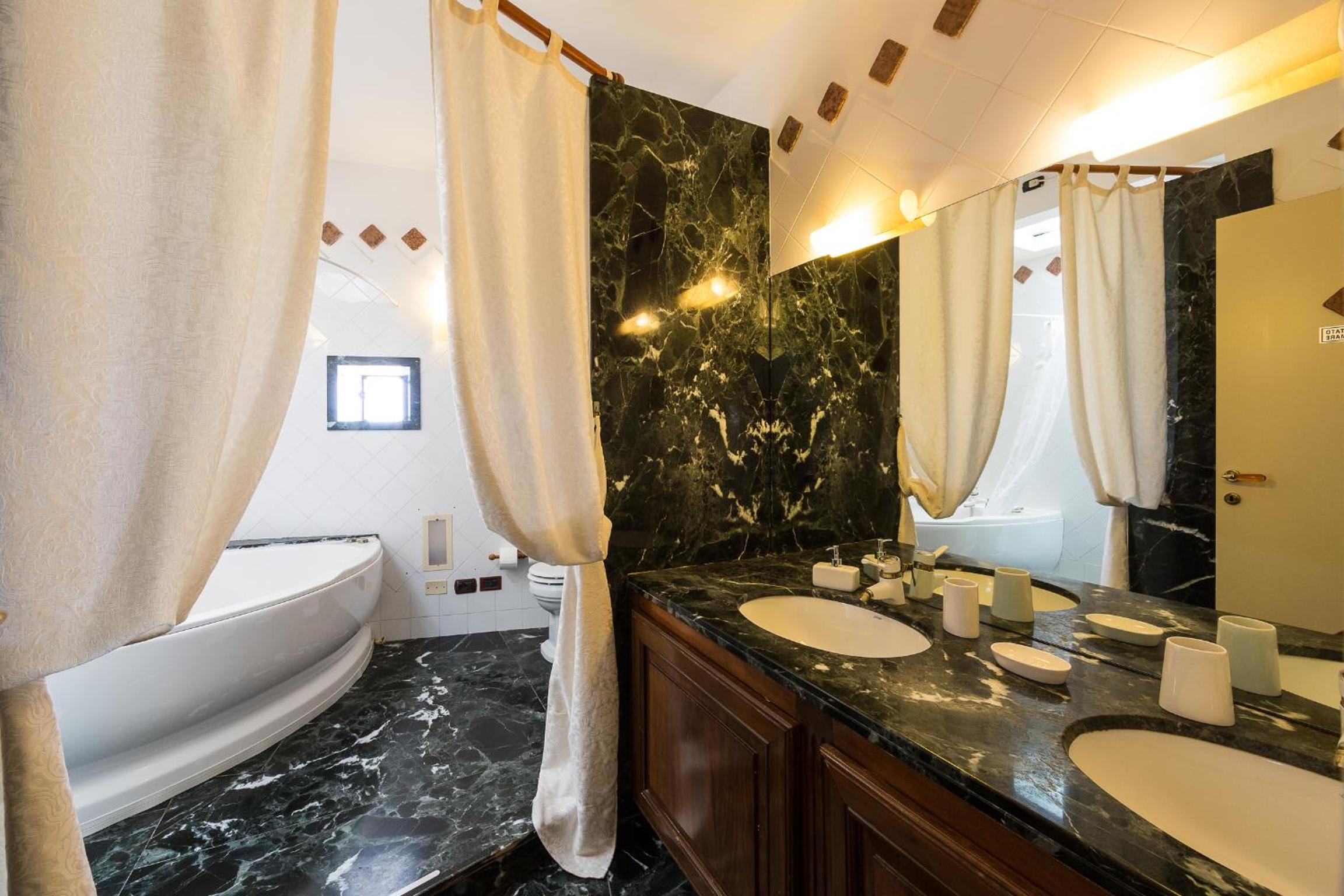 Deluxe Suite with Spa Bath - Photo 16