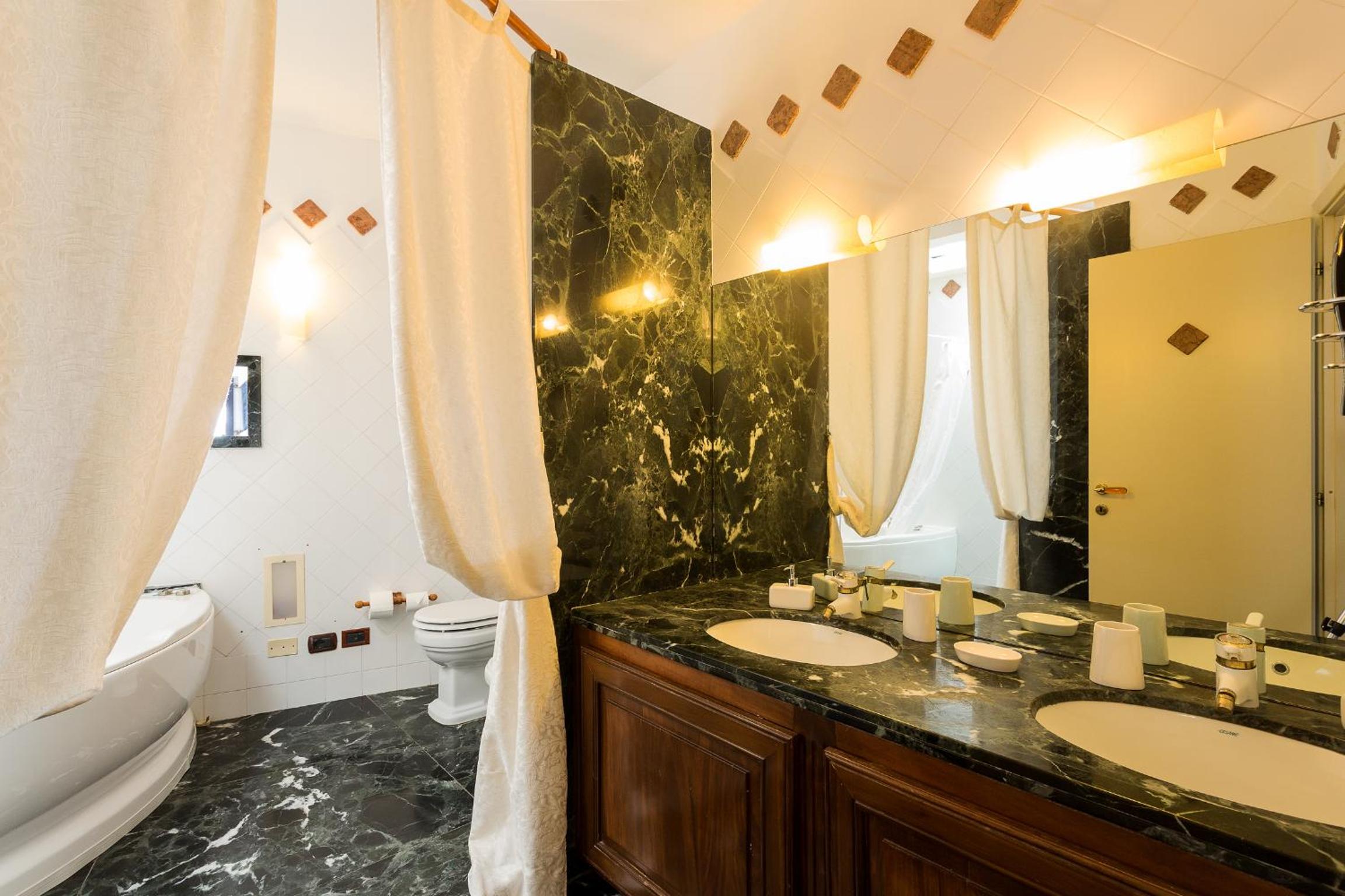 Deluxe Suite with Spa Bath - Photo 17