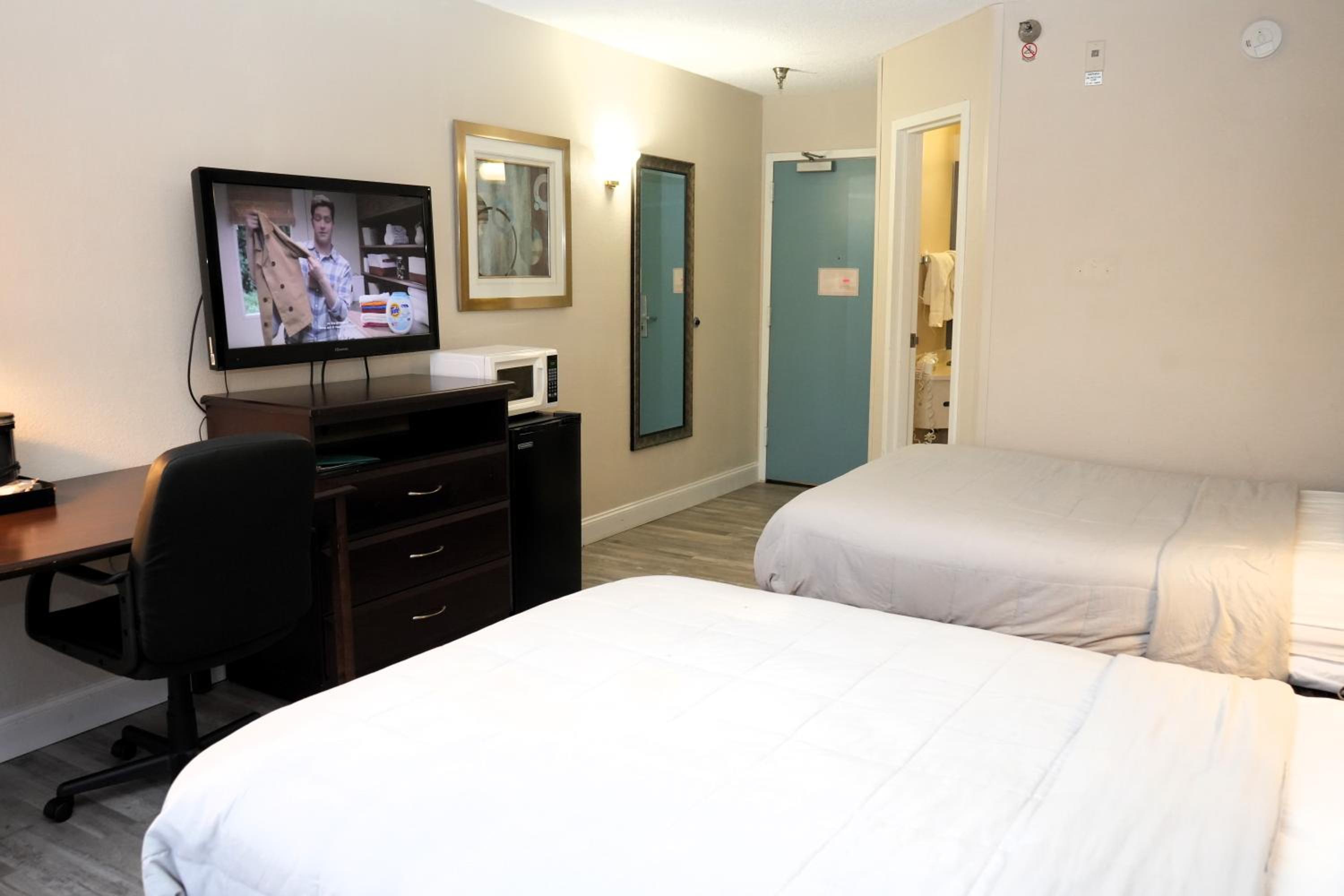 1 King Bed & 2 Full Bed - Photo 2