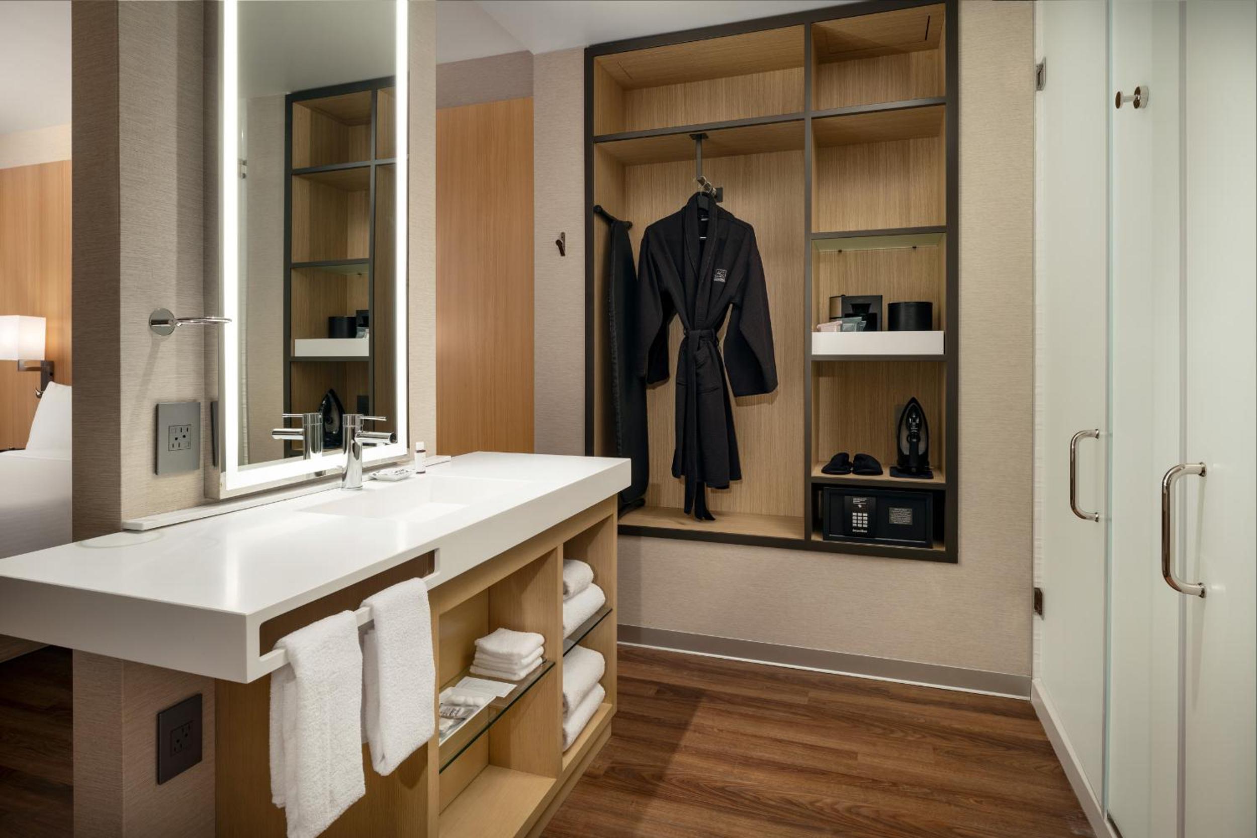 Premium Deluxe King Room with Mountain View - Photo 3