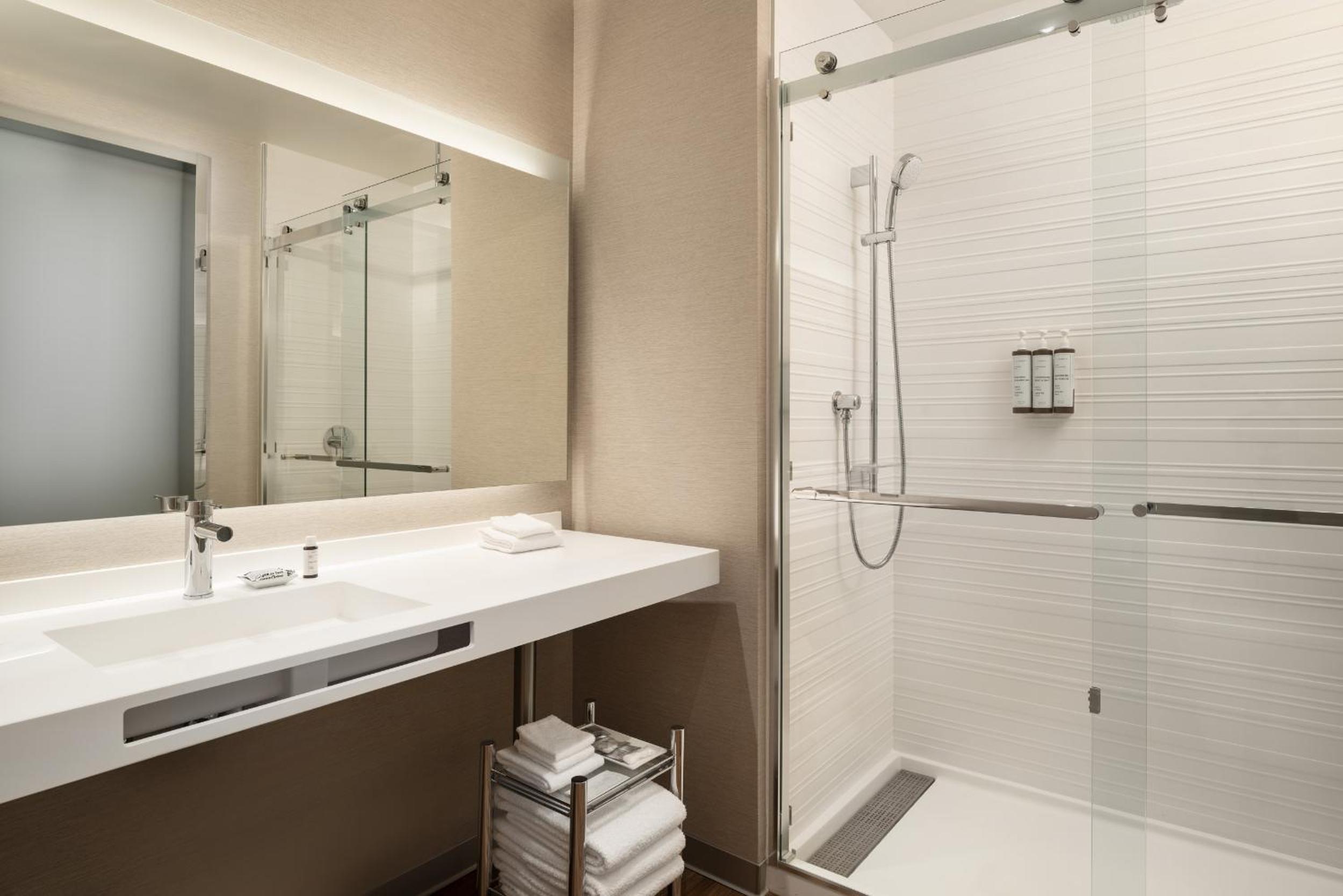 Premium Junior King Suite - Photo 9