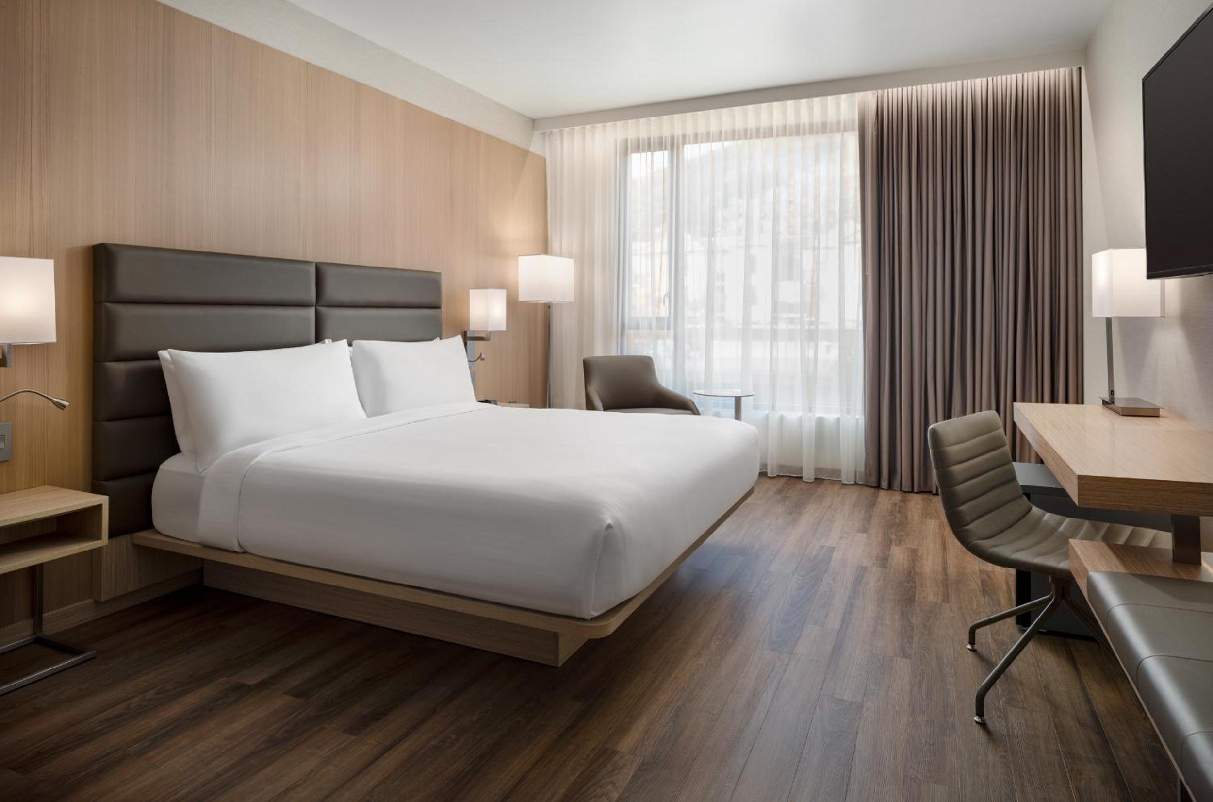 Standard King Room - Photo 5