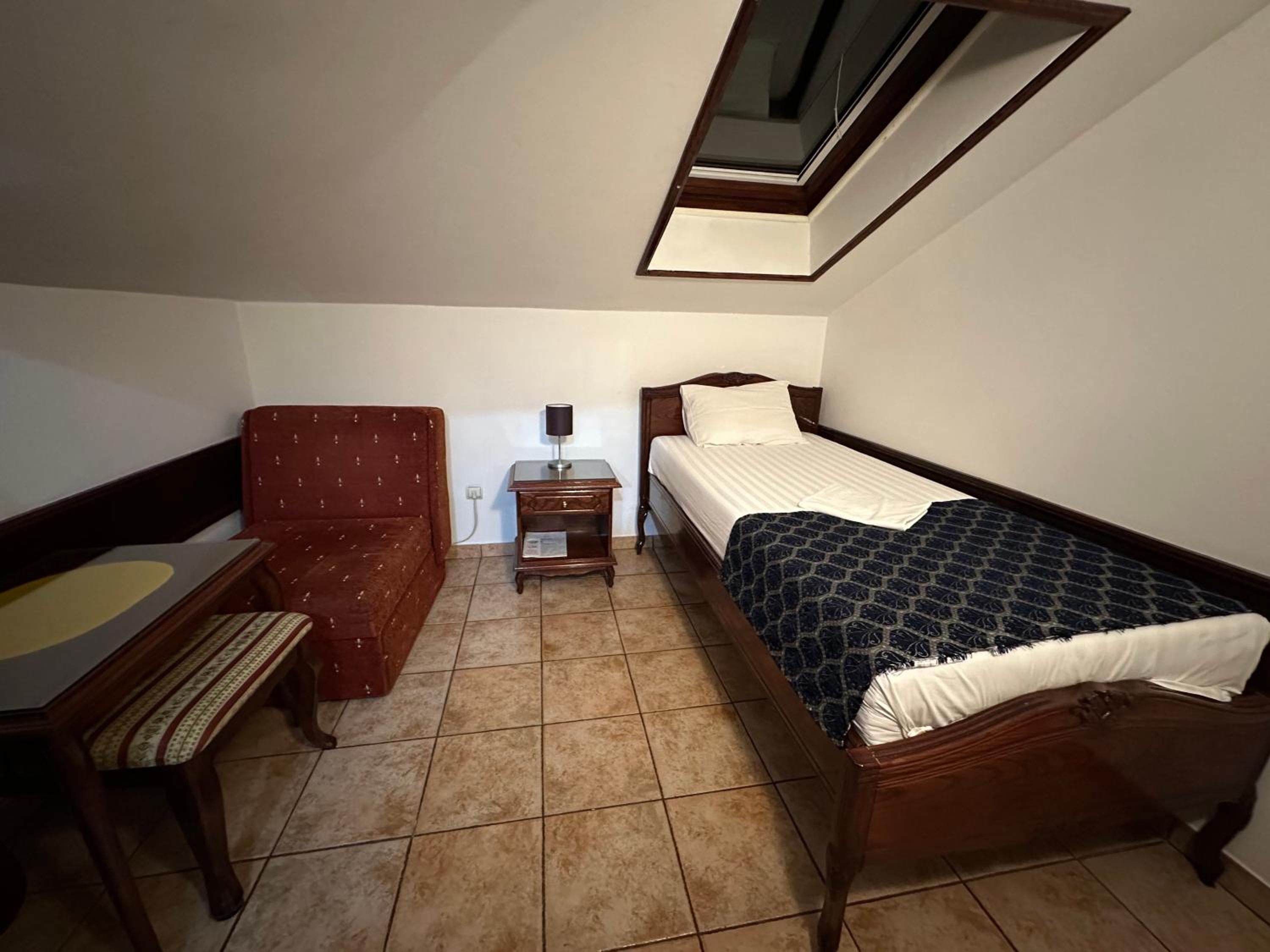 Small Single Room photo 2
