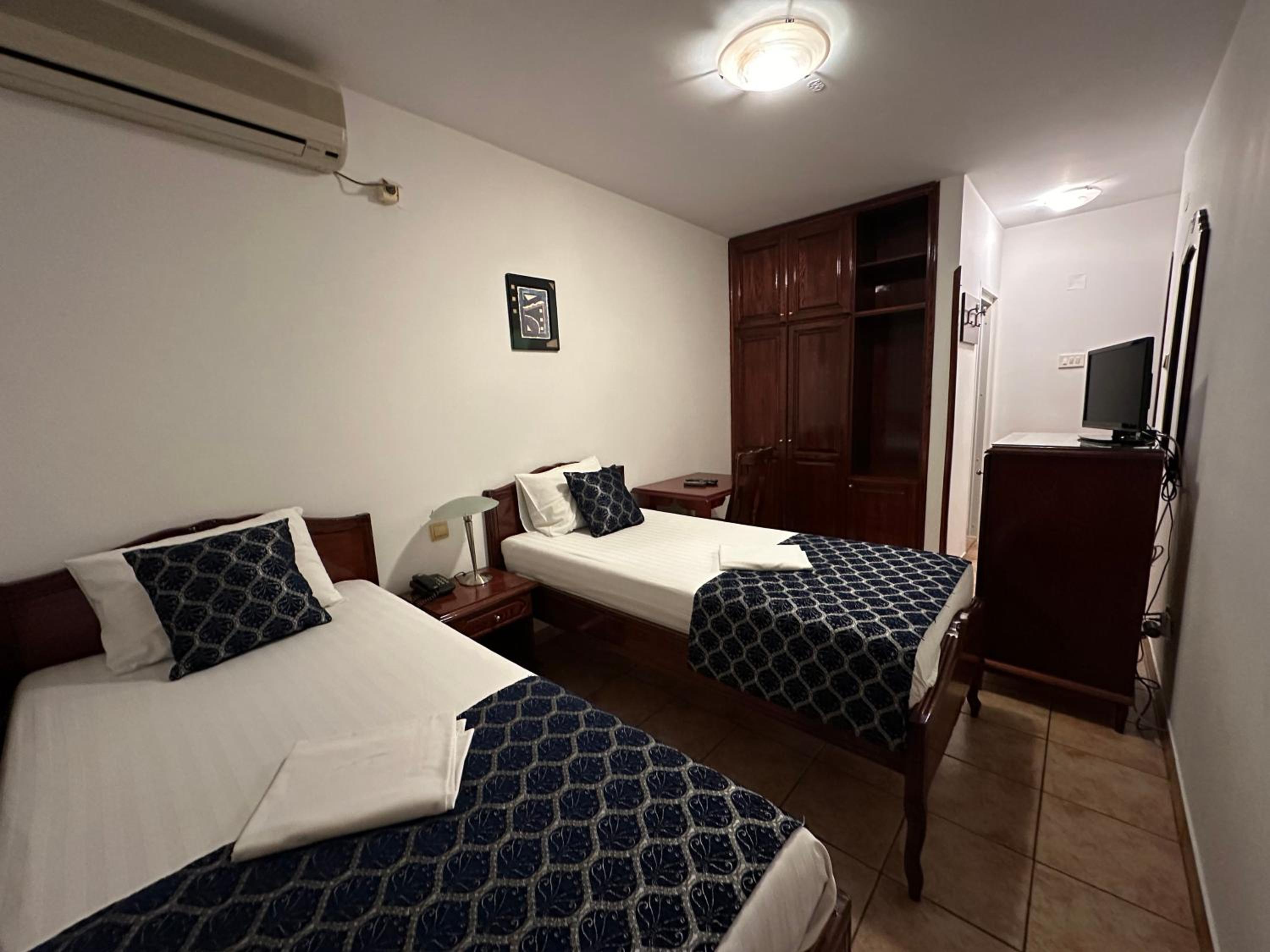 Twin Room with Private Bathroom photo 2