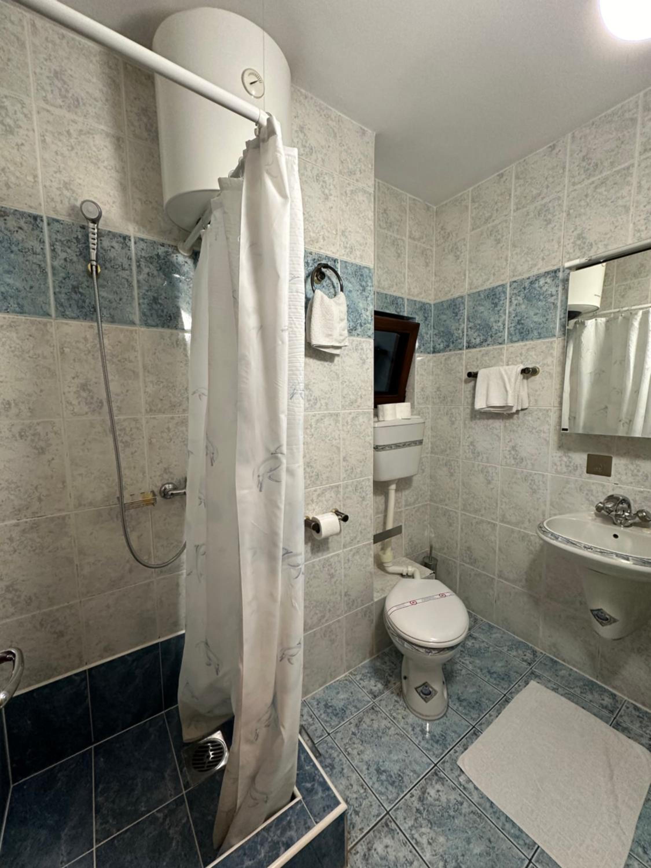 Twin Room with Private Bathroom photo 3