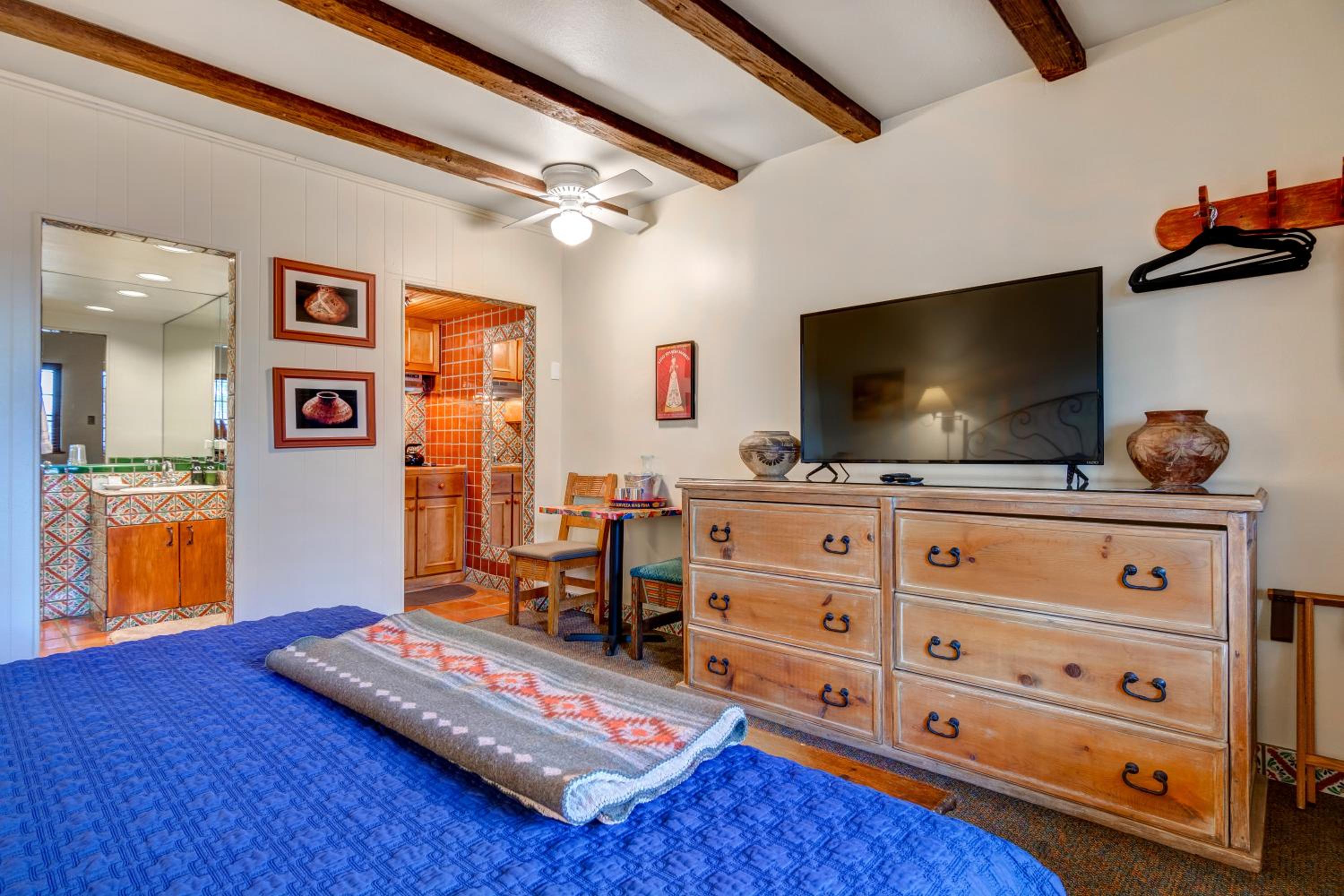 Standard King Room - Not Pet Friendly - Photo 2