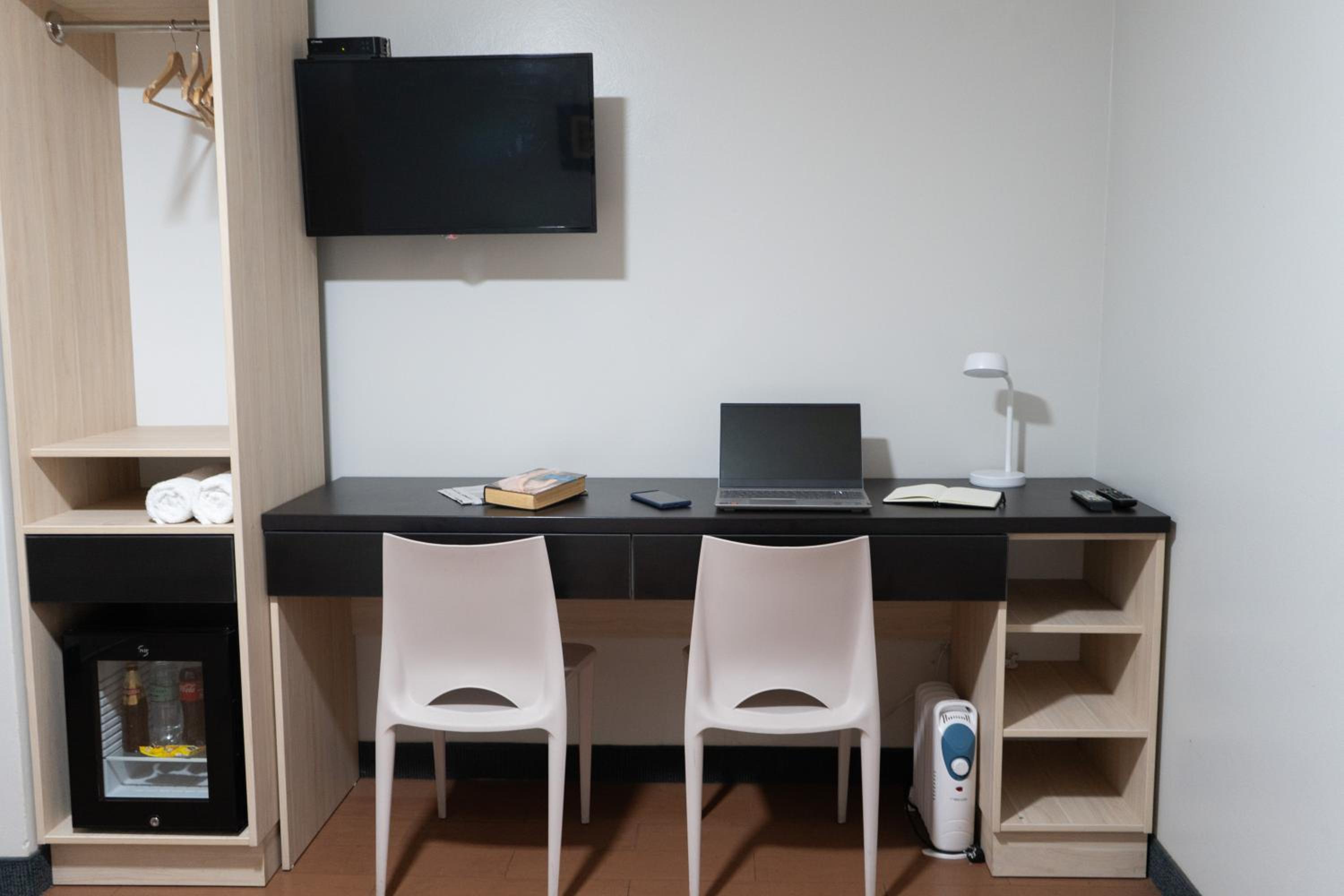 Queen Room with Desk photo 2