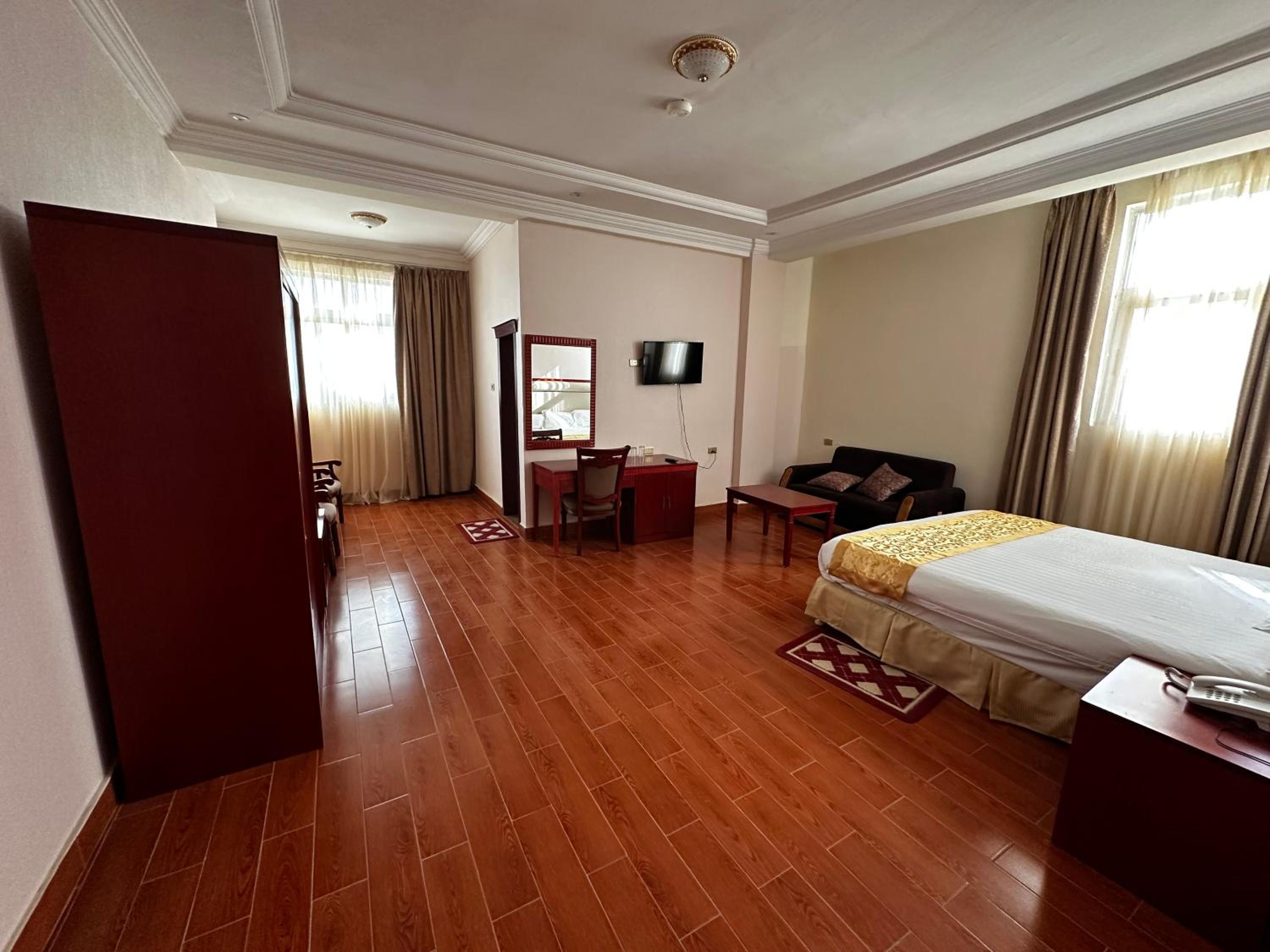 Deluxe Queen Suite photo 2