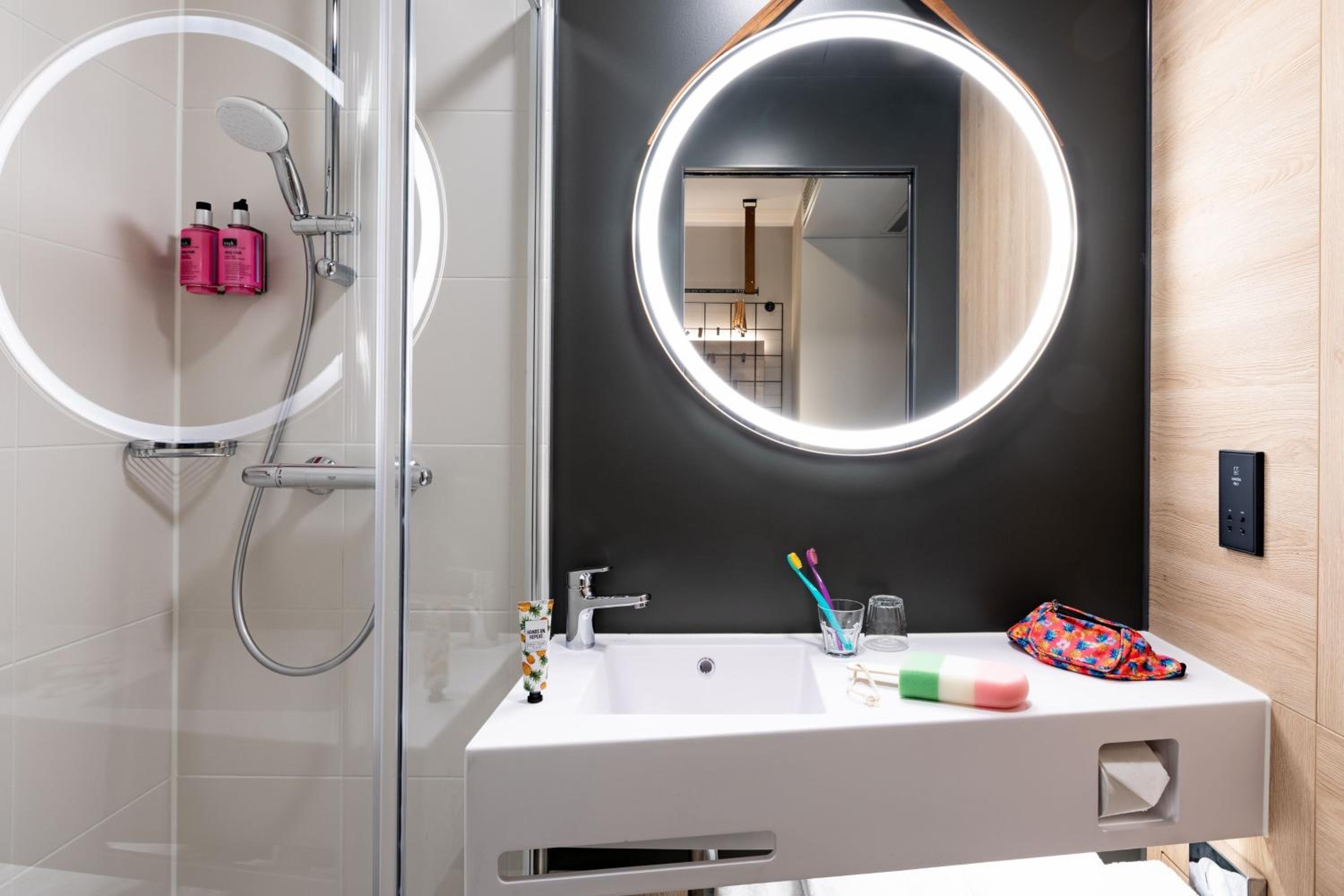 Moxy Twin Room - Photo 12