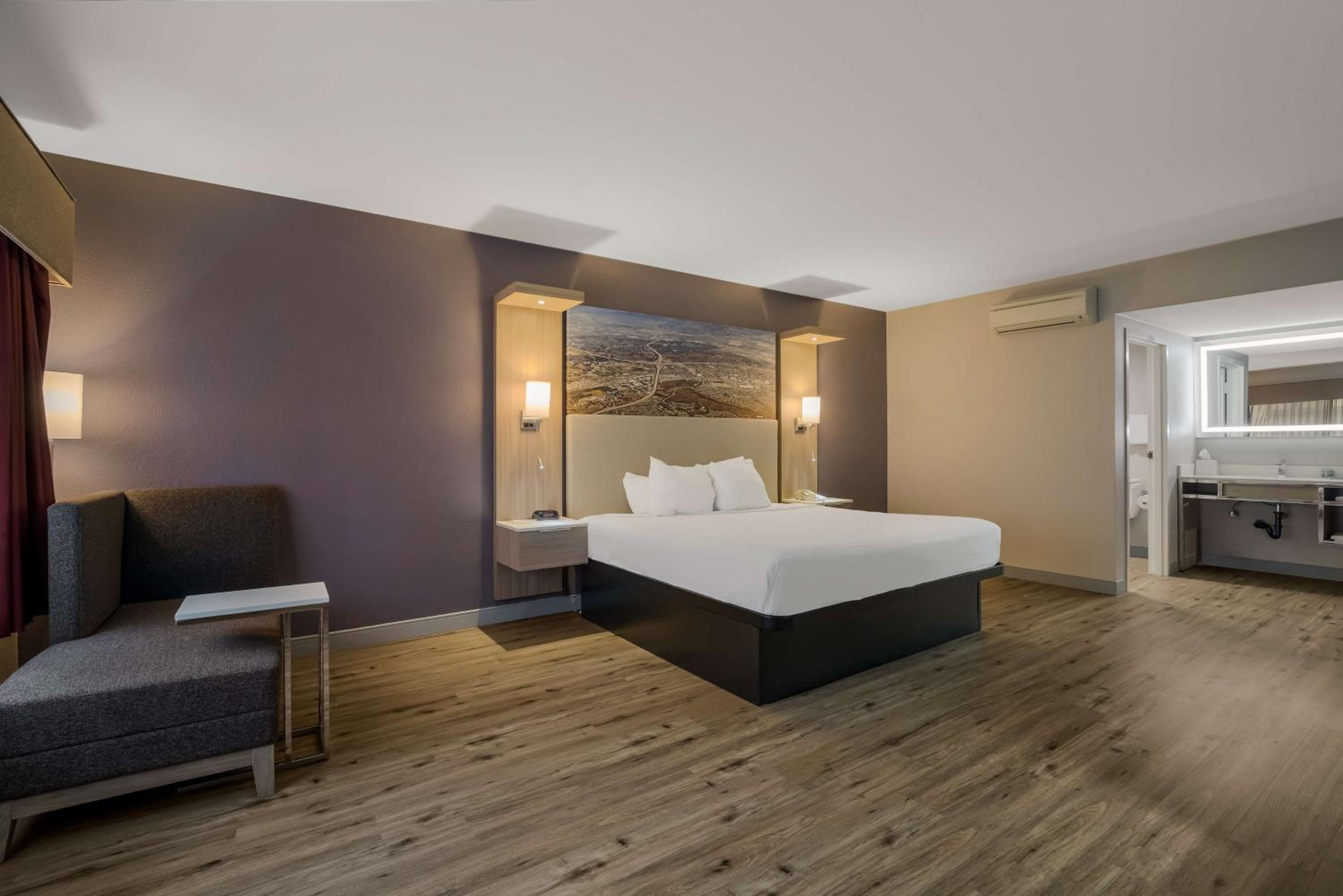 King Room - Freeway Side/Non-Smoking - Photo 1