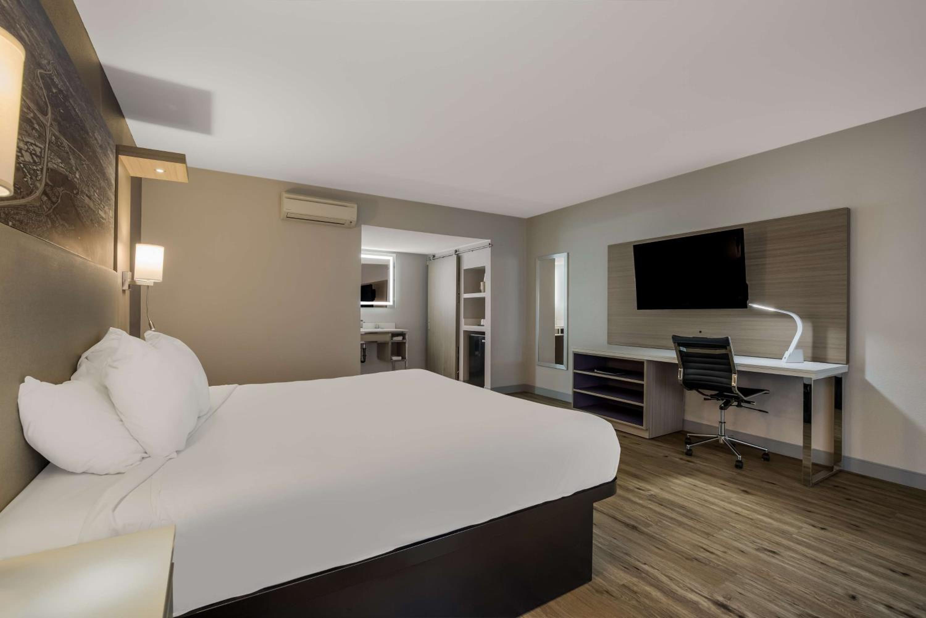 King Room - Freeway Side/Non-Smoking - Photo 3