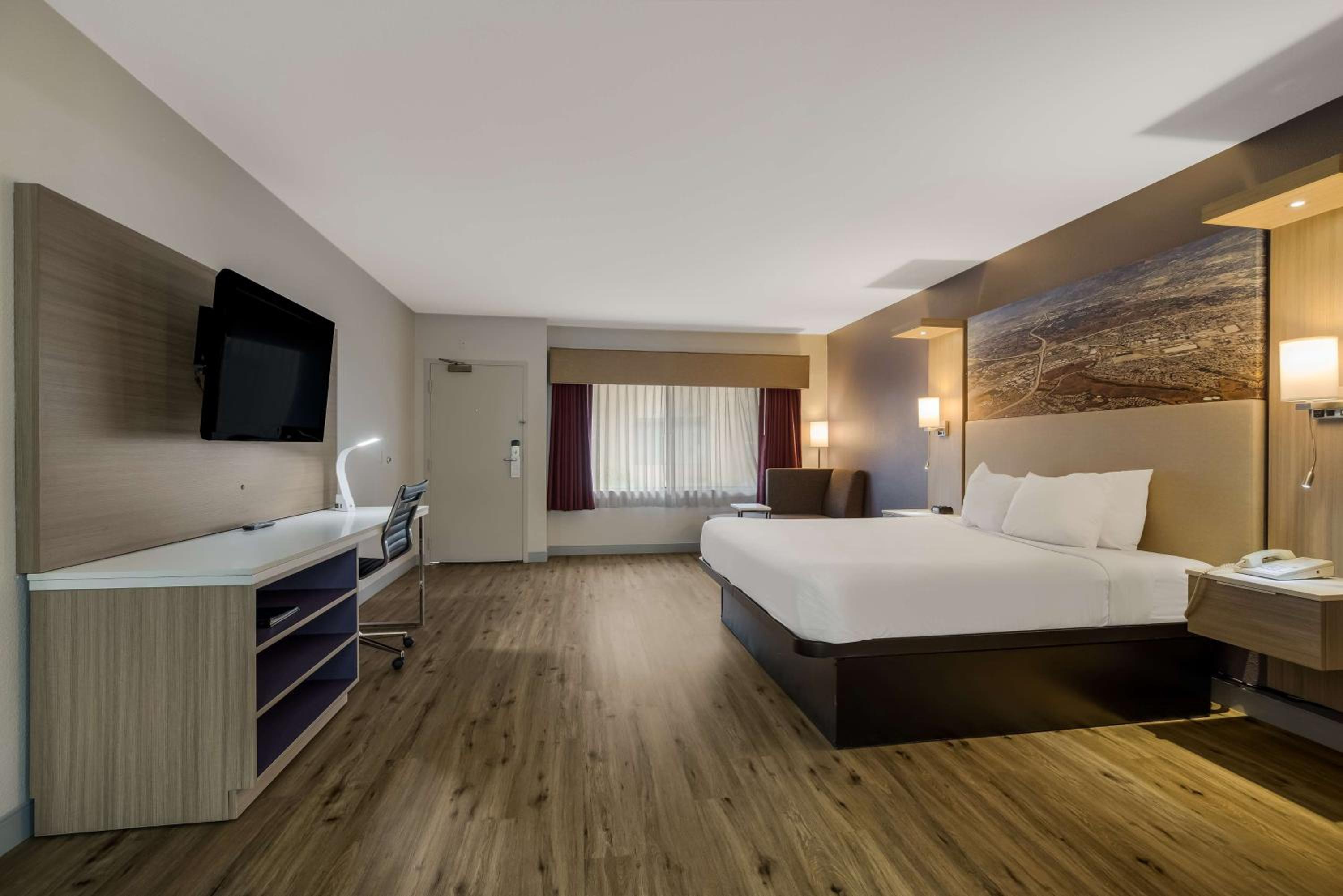 King Room - Freeway Side/Non-Smoking - Photo 4