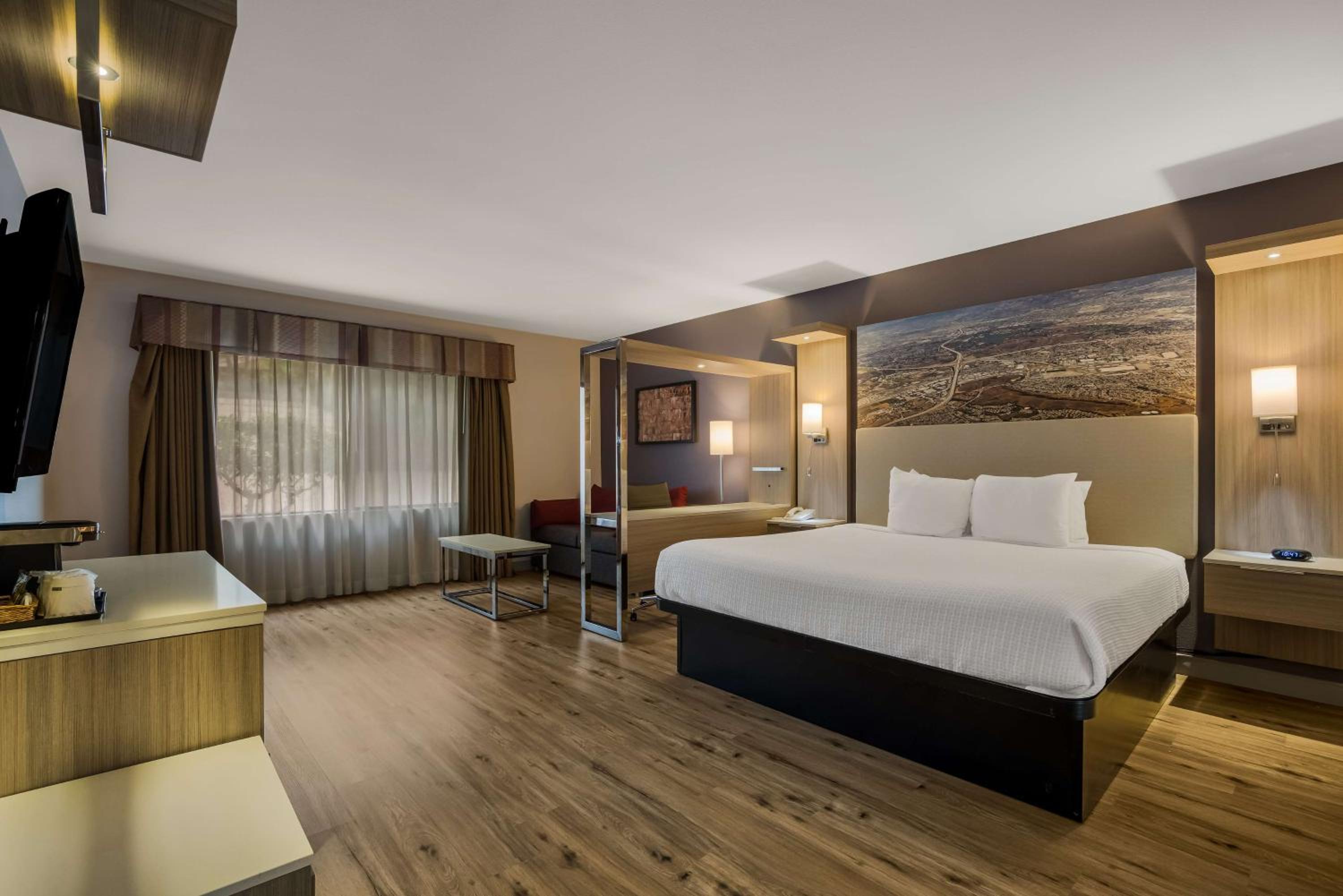 King Room - Non-Smoking - Photo 1