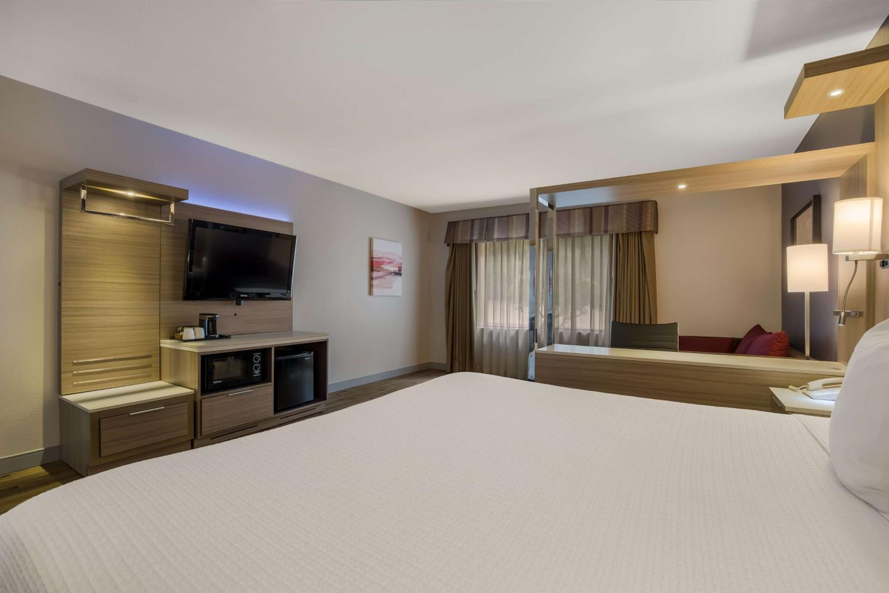 King Room - Non-Smoking - Photo 4