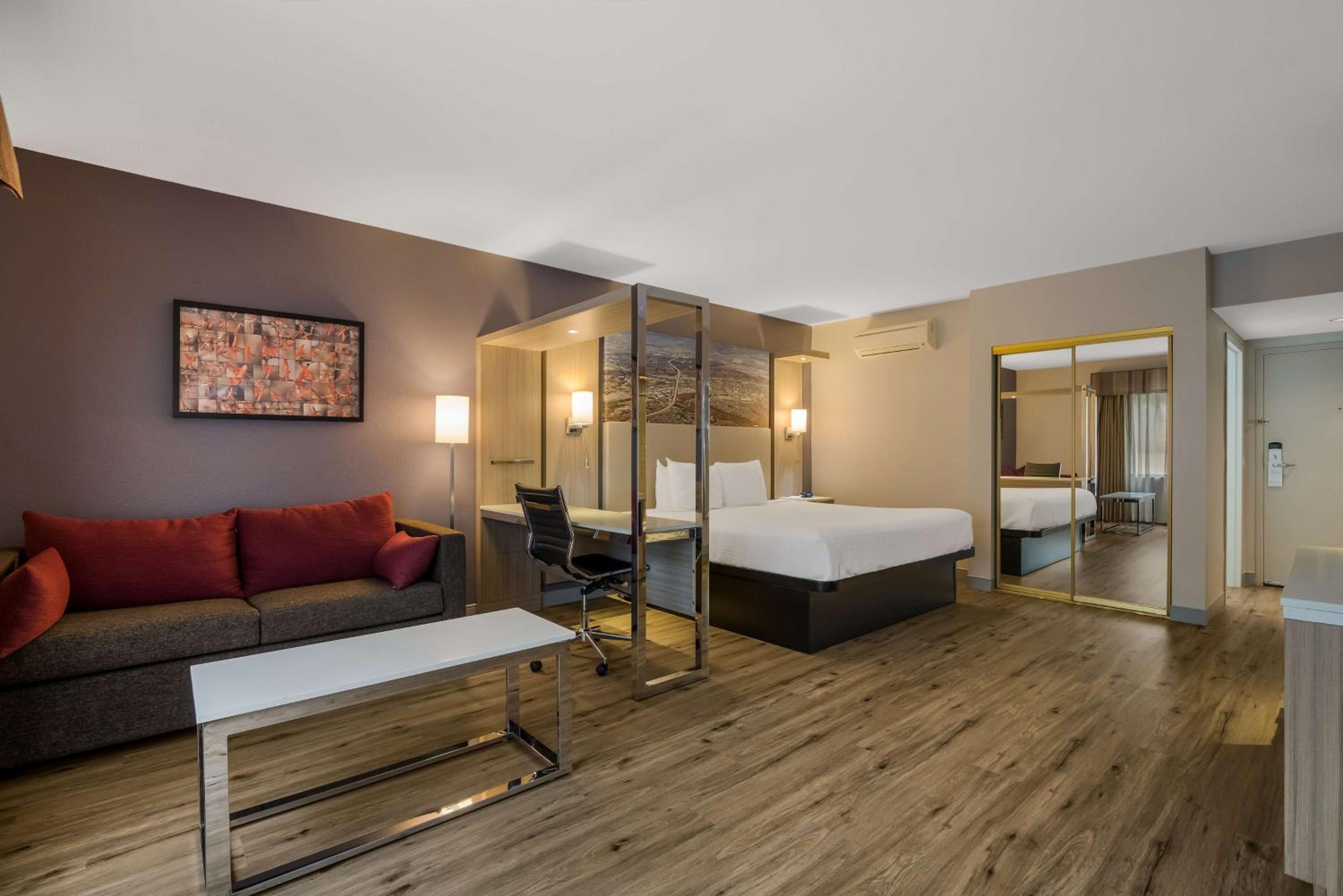 King Room - Non-Smoking - Photo 3