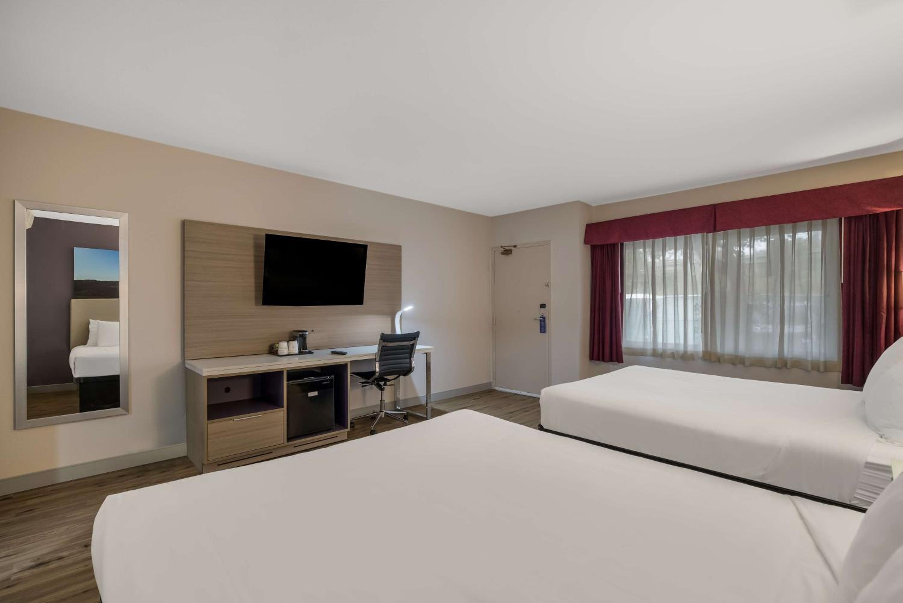 Deluxe Queen Room with Two Queen Beds - Non-Smoking - Photo 3